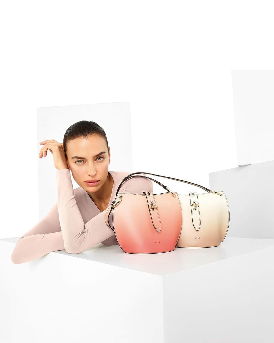 フルラのインスタグラム：「@irinashayk and the new Unica Furla: together in the same elegant essence.   #Furla #FurlaColors   Talent: Irina Shayk (@irinashayk) Photographer: Koto Bolofo (@kotobolofo) Art Direction and graphic design by Roberto Da Pozzo (@roberto_da_pozzo) Film Director: Koto Bolofo / Paolo Zambaldi (@kotobolofo / @paolozambaldi) Styling by: Carola Bianchi (@carolabianchi1) Glam by:  Make up Artist: Miciko Ikeda (@michikoikeda) Hair Stylist: Alessandro Squarza (@scoobyhair)」
