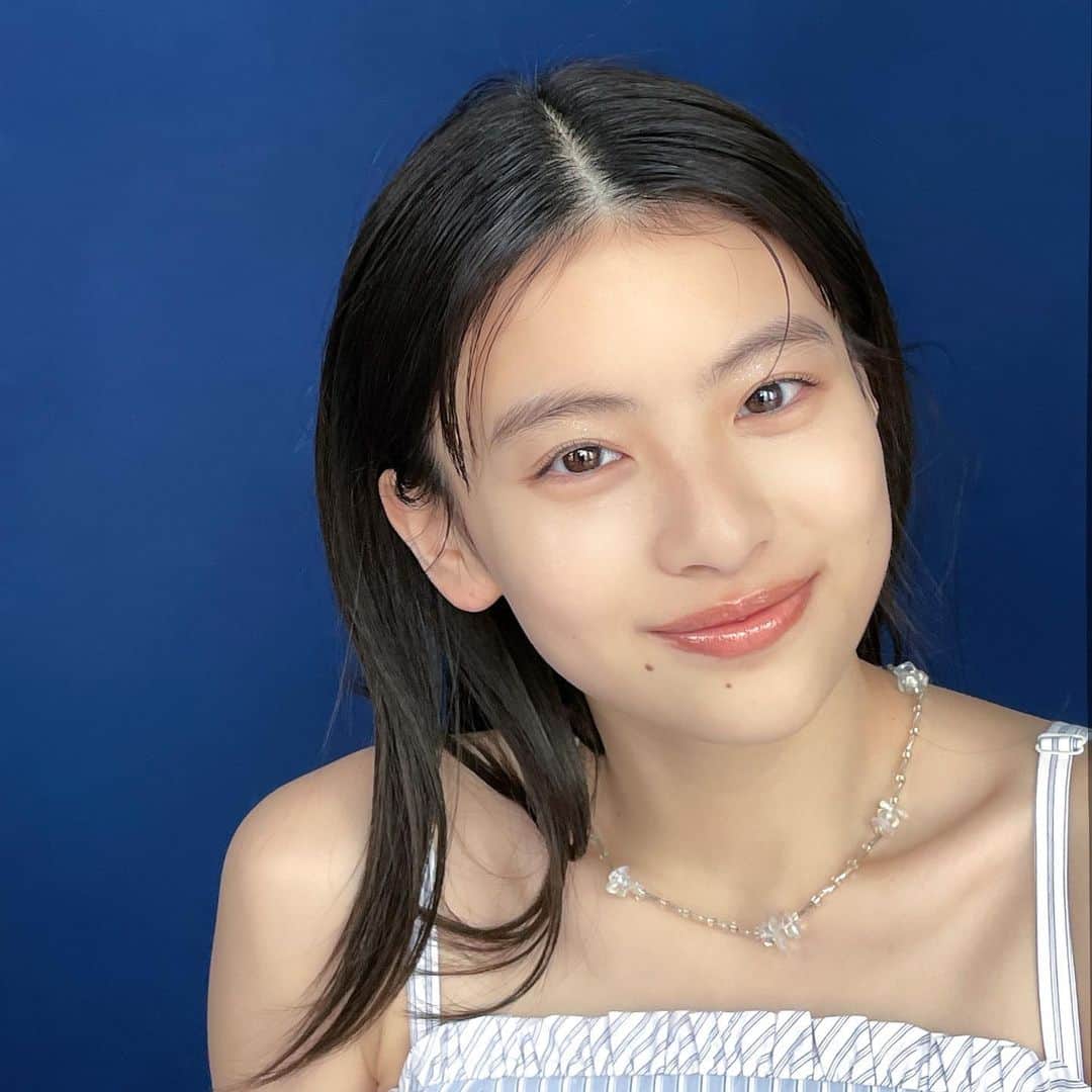 のインスタグラム：「今月号の #出口夏希 と透明なもの 企画から透明感キラキラのでぐたんのオフショットをPOST💎 日差しに映えるクリアなアクセサリーを紹介しているよ🫧 夏のコーデがアップデートされるクリアアイテムをぜひチェックしてね🩵  ネックレス @casselini_official  ワンピース @kanakotamura_official   #出口夏希 #でぐたん #クリアアクセサリー #nonno #nonnomagazine」