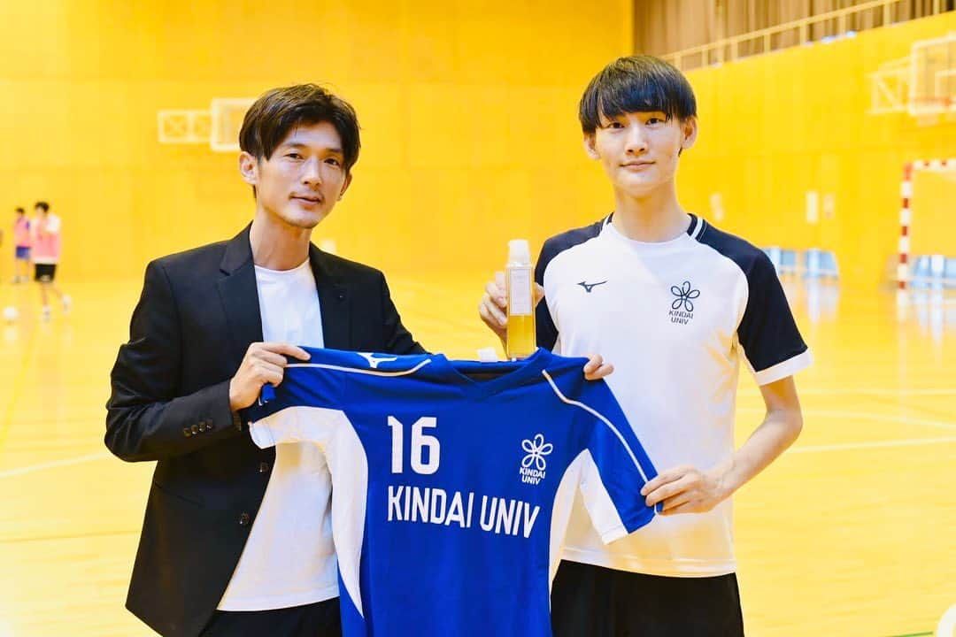 西尾 隆介 Labyrinthのインスタグラム：「今シーズンも、 @laby.ness は、 @kindai.futsal  のスポンサーをさせてもらう事になりました。  気づけばスポンサーをさせてもらって、3年目。 コロナ渦真っ只中、 バイトがなくて、運営に困ってるという話を受けて、 少しでも協力出来る事はないかな。って思いでスタートを切って、ずっと無観客だったんですが、去年初めて試合を観に行けて。。 めちゃ感動しました。  いつかサッカーチームが欲しいっていう僕の夢の一歩目でもあります⚽️  皆様、応援よろしくお願い致します🤲🤲  #サッカー #フットサル #近大」
