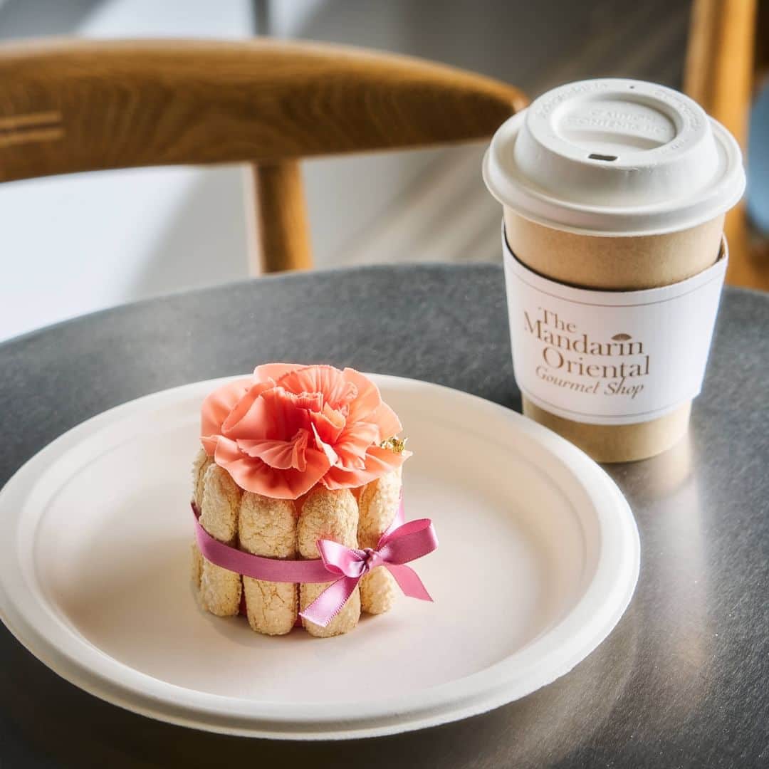 Mandarin Oriental, Tokyoさんのインスタグラム写真 - (Mandarin Oriental, TokyoInstagram)「The Mandarin Oriental Gourmet Shop will be offering a limited-edition cake, 'OEILLET', inspired by the beauty of carnations. Indulge in an elegant mousse cake with chocolate carnations, accentuated with a vibrant vanilla mousse and a sweet yet tangy strawberry confit. This exclusive cake will only be available from 6 to 14 May, 2023.  マンダリン オリエンタル グルメショップでは、カーネーションの美しさにインスパイアされたケーキ「OEILLET（ウィエ）」～カーネーションの贈り物～を期間限定でご提供いたします。華やかに香るバニラムースと甘酸っぱいストロベリーコンフィをアクセントに加えた、チョコレートのカーネーションが愛らしい、エレガントなムースケーキです。チョコレートで表現したカーネーションがお母さまへの想いを届けます。 2023年5月6日から14日までの期間限定で、店頭販売のみとなります。 … Mandarin Oriental, Tokyo @mo_tokyo #MandarinOrientalTokyo #MOtokyo #ImAfan #MandarinOriental #FansOfMO #Nihonbashi #tokyohotel #hotelstay #staycation #mandarinorientalgourmetshop  #mothersday #mothersdaygift #マンダリンオリエンタル東京 #東京ホテル #日本橋 #日本橋ホテル #ラグジュアリーホテル  #マンダリンオリエンタルグルメショップ ＃母の日 #母の日ケーキ」5月4日 19時00分 - mo_tokyo