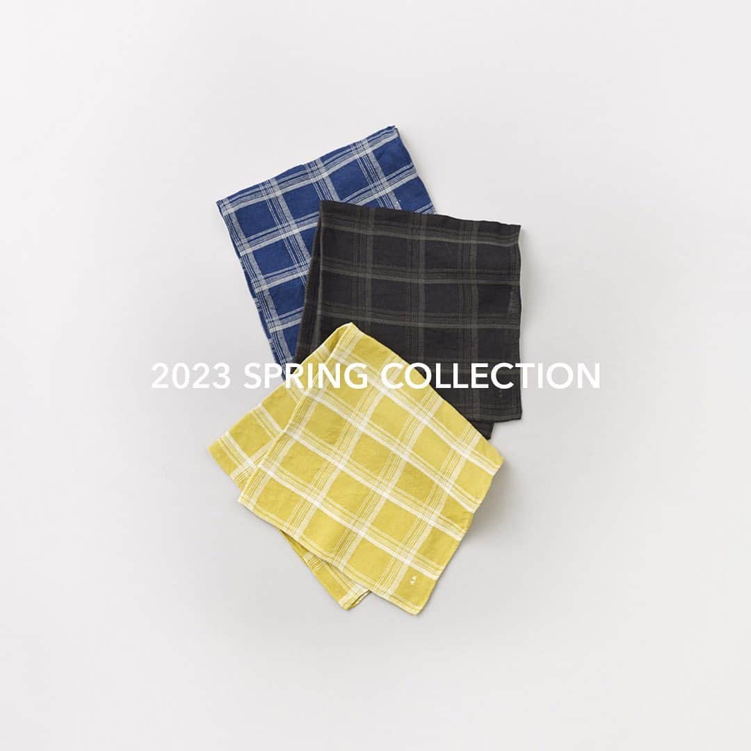 のインスタグラム：「・ 2023 Spring Collection  A&S各店に、2023SSコレクションのアイテムが順次入荷しています。  WEBサイトでは「2023 Spring Collection」を公開中。どうぞご覧ください。  New items from 2023 SS collection will launch at A&S flagship shops every month. Please also take a look at our new releases now available to see online.  @arts_and_science  価格やアイテムの詳細は、WEBサイトにてご覧いただけます。プロフィールのURLから ご覧ください。 For more details, tap the link in our bio.  入荷日はアイテムにより異なります。商品についてのお問い合わせは店舗、または WEBサイトのコンタクトフォームよりご連絡ください。 Launch dates will vary per item. For item requests and direct mail orders, please contact our shops directly or use our contact form from our official web page.  #artsandscience #artsandscienceaoyama #artsandsciencemarunouchi #andshopaoyama #overthecounterbyartsandscience #downthestairs #artsandsciencekyoto #andshopkyoto #hinartsandscience #artsandsciencedaikanyama #artsandsciencefukuoka」