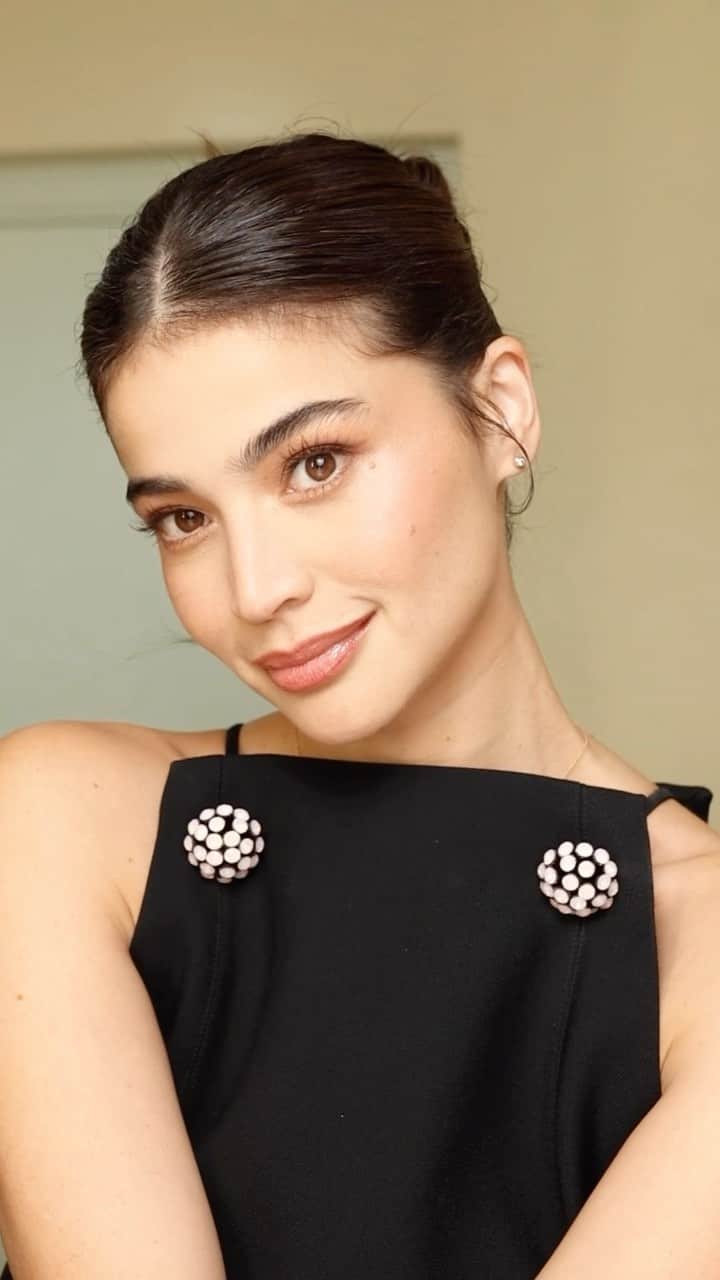 アン・カーティスのインスタグラム：「Quick and easy glam today with the freshest @annecurtissmith 🫶🏼 using @blkcosmeticsph Fresh Collection lipliner in Tides and Lipgloss in Sand 🌞 hair @paulnebres #makeupbyjellyeugenio」