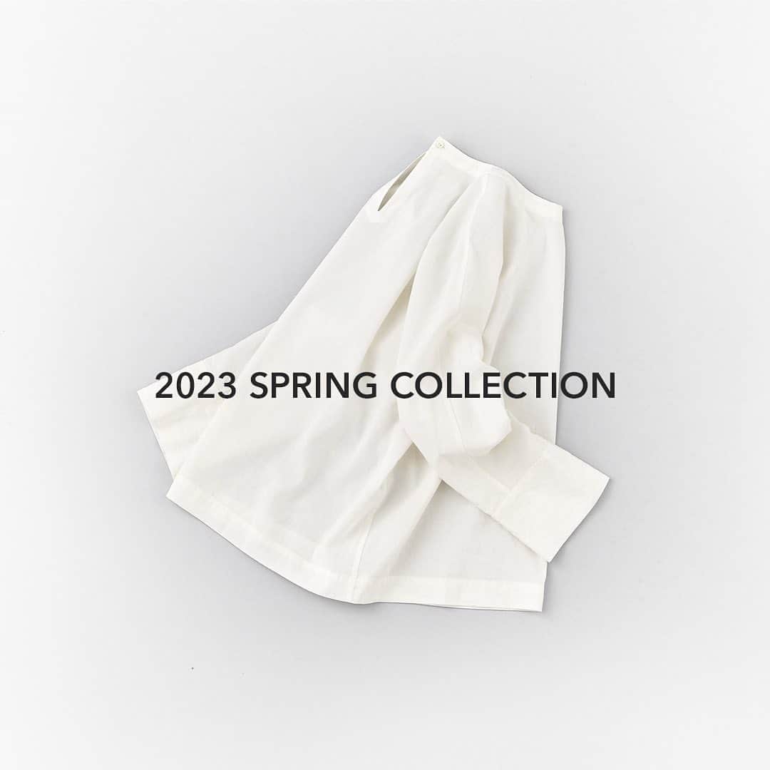 のインスタグラム：「・ 2023 Spring Collection  A&S各店に、2023SSコレクションのアイテムが順次入荷しています。  WEBサイトでは「2023 Spring Collection」を公開中。どうぞご覧ください。  New items from 2023 SS collection will launch at A&S flagship shops every month. Please also take a look at our new releases now available to see online.  @arts_and_science  価格やアイテムの詳細は、WEBサイトにてご覧いただけます。プロフィールのURLから ご覧ください。 For more details, tap the link in our bio.  入荷日はアイテムにより異なります。商品についてのお問い合わせは店舗、または WEBサイトのコンタクトフォームよりご連絡ください。 Launch dates will vary per item. For item requests and direct mail orders, please contact our shops directly or use our contact form from our official web page.  #artsandscience #artsandscienceaoyama #artsandsciencemarunouchi #andshopaoyama #overthecounterbyartsandscience #downthestairs #artsandsciencekyoto #andshopkyoto #hinartsandscience #artsandsciencedaikanyama #artsandsciencefukuoka」