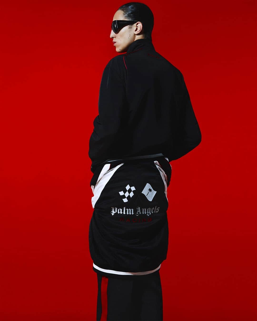 パーム・エンジェルスさんのインスタグラム写真 - (パーム・エンジェルスInstagram)「Sport motor inspired garment to enter the new season with a new pace.  As the Formula One schedule regains stage, add power to your daily track.  Now Available Palm Angels Racing and Palm Angels x MoneyGram Haas F1 Team Collections at palmangels.com  @haasf1team」5月4日 19時02分 - palmangels