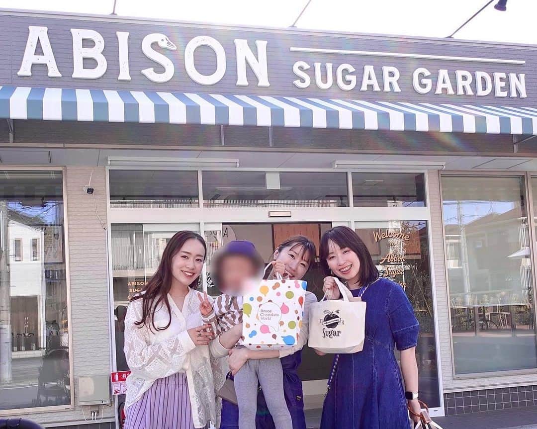 sayumi katoさんのインスタグラム写真 - (sayumi katoInstagram)「GW皆さん何をして過ごしていますか？🤝🏻 お家でゆっくり？旅行やお出かけ？🚗 ⁡ 私は昨日、息子とモデルの仕事に行ってきました。 アップルパイが美味しいカフェでの撮影🍎🥧 ⁡ 実は写真の真ん中友達のお店の2号店！ ABISON SUGAR GARDEN @abison.s  ジューシーなりんごがゴロゴロ入った食べ応えたっぷりのアップルパイ🤤 撮影中、息子も美味しすぎてお口いっぱいに頬張っていました😂 ⁡ ・  帰りは1号店のハンバーガー屋さんにも(6枚目〜) @sugar_cafe_sweets  ベリーシェイクを撮影のご褒美に🥤🫐 今度はハンバーガーも食べてみたい〜！ ⁡ A.B.C-Zの橋本さんがTVの撮影で訪れたお店でファンの方の来店も多いそうですよ〜☺️ ⁡ ・  @mikko1115 本当におめでとう🥹👏🏻🌈 言葉にしていることを着実と実現させていて本当にかっこいい！ 私もワクワクしちゃう✨  そしていつも優しい @maako824 ！ いつも息子と遊んでくれてありがとう〜！🥹💓💓 息子はまあこラブだよー👦🏻💞 ⁡ ⁡・ ⁡ そんな私は今日から3日間1人時間！ 主人がゆっくり休んだら？と息子を連れて義実家へ遊びに行ってくれています🥹🙏🏻 神、、！ ⁡ 光過敏症で近頃、毎晩のように吐き気でトイレとお友達になっていたので、ゆっくりさせてもらいます😂 ⁡ 最近息子に夜中何回も起こされて睡眠不足でそれが症状を悪化させているようで😅  今日は主人と息子を見送ってカフェで読書。 幸せだ〜明日は朝マックするんだー😍← (しょぼいけど普段はできない贅沢😂) ⁡ ⁡ もしよかったらどんなGWを過ごされているかコメント欄で教えてください🌈😊」5月4日 19時04分 - say_ume