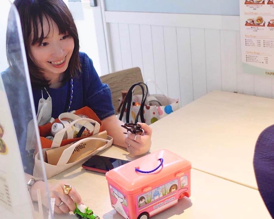 sayumi katoさんのインスタグラム写真 - (sayumi katoInstagram)「GW皆さん何をして過ごしていますか？🤝🏻 お家でゆっくり？旅行やお出かけ？🚗 ⁡ 私は昨日、息子とモデルの仕事に行ってきました。 アップルパイが美味しいカフェでの撮影🍎🥧 ⁡ 実は写真の真ん中友達のお店の2号店！ ABISON SUGAR GARDEN @abison.s  ジューシーなりんごがゴロゴロ入った食べ応えたっぷりのアップルパイ🤤 撮影中、息子も美味しすぎてお口いっぱいに頬張っていました😂 ⁡ ・  帰りは1号店のハンバーガー屋さんにも(6枚目〜) @sugar_cafe_sweets  ベリーシェイクを撮影のご褒美に🥤🫐 今度はハンバーガーも食べてみたい〜！ ⁡ A.B.C-Zの橋本さんがTVの撮影で訪れたお店でファンの方の来店も多いそうですよ〜☺️ ⁡ ・  @mikko1115 本当におめでとう🥹👏🏻🌈 言葉にしていることを着実と実現させていて本当にかっこいい！ 私もワクワクしちゃう✨  そしていつも優しい @maako824 ！ いつも息子と遊んでくれてありがとう〜！🥹💓💓 息子はまあこラブだよー👦🏻💞 ⁡ ⁡・ ⁡ そんな私は今日から3日間1人時間！ 主人がゆっくり休んだら？と息子を連れて義実家へ遊びに行ってくれています🥹🙏🏻 神、、！ ⁡ 光過敏症で近頃、毎晩のように吐き気でトイレとお友達になっていたので、ゆっくりさせてもらいます😂 ⁡ 最近息子に夜中何回も起こされて睡眠不足でそれが症状を悪化させているようで😅  今日は主人と息子を見送ってカフェで読書。 幸せだ〜明日は朝マックするんだー😍← (しょぼいけど普段はできない贅沢😂) ⁡ ⁡ もしよかったらどんなGWを過ごされているかコメント欄で教えてください🌈😊」5月4日 19時04分 - say_ume