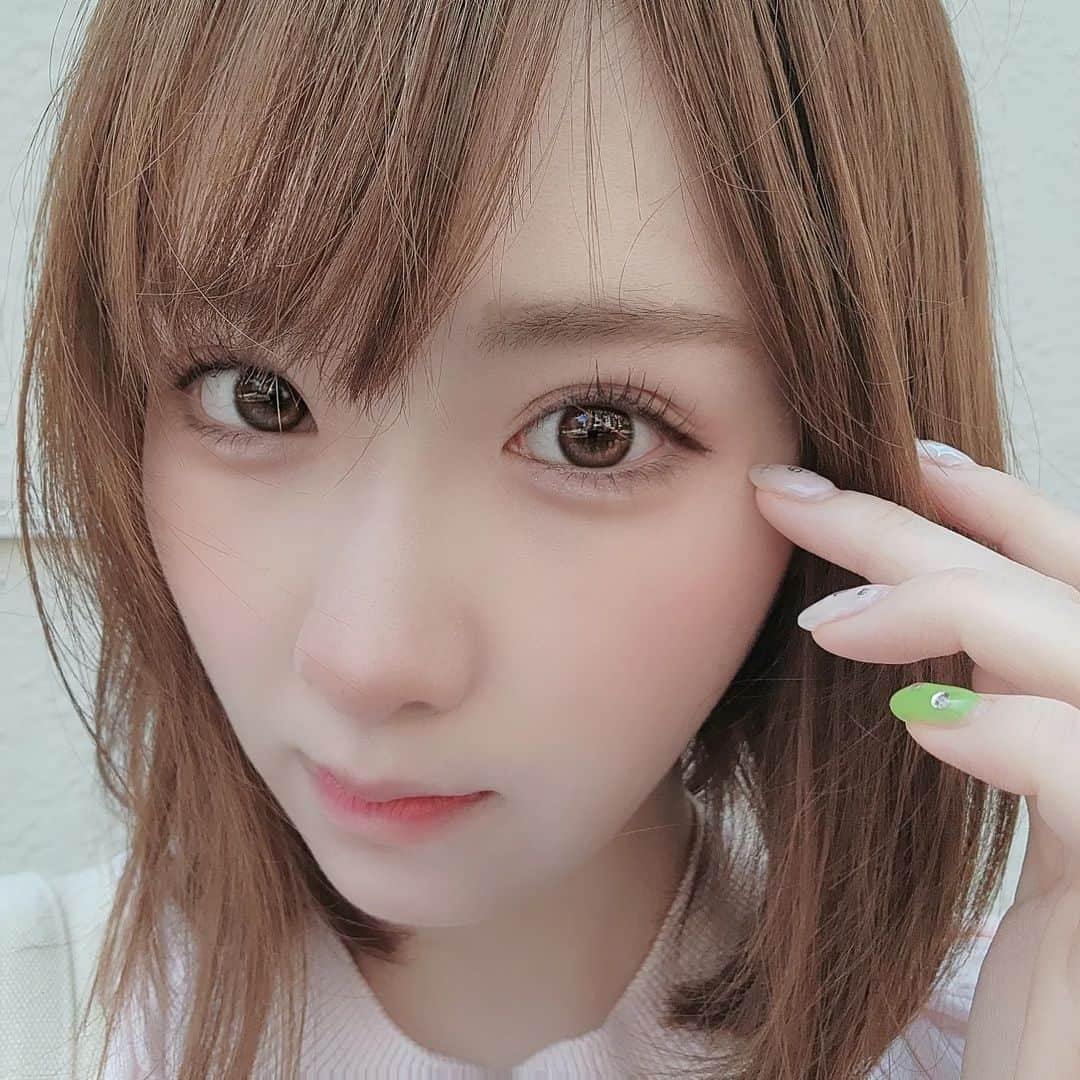 小田桐奈々さんのインスタグラム写真 - (小田桐奈々Instagram)「かわいいかわいいネイル💅 そしてまつげも👀✨ @venusbelt_official にて💆  ネイルは今回、 『ポケットモンスター 赤・緑』と ポケモンカード151のパッケージを イメージしてみました🎨 スワイプして見てみてね☝  赤、緑、白、更にカラフルなホロでポップな感じがお気に入りです🎵 自分のしたいデザインを可愛く表現してくれる、おすすめサロンさん…🥹✨ saoちゃんいつもありがとうございます🧡 @saori_kizuki  そしてまつげも✨ パリジェンヌで根本からぱっちりに！！！ まつげ長いって言われるの、このおかげだと思う…ありがたき必需品😭（？）  VENUS BELTさん、 ネイルやパリジェンヌだけじゃなく、 マツエクとかアイブロウとか色々なメニューがあって、好きなものを選べる「回数券」もあるの！ ありえんお得に自分磨きできるのでめちゃくちゃオススメです！！！🫶  清潔感があって、男女問わず通いやすい雰囲気なのもうれしい🙆 ぜひ行ってみてね〜！！！ （奈々）  #ネイルサロン #アイサロン #shibuya」5月4日 19時04分 - odagirinana