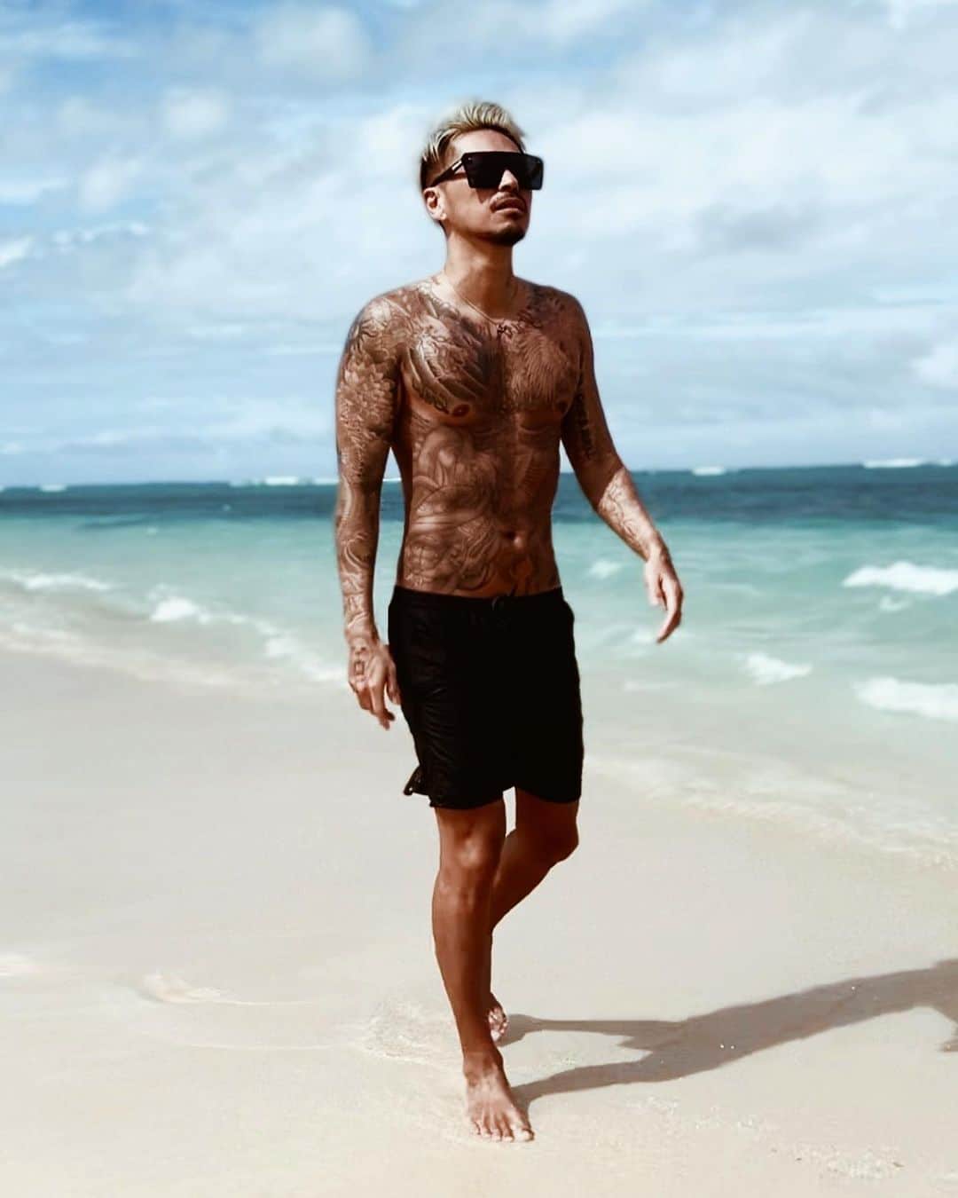 DJ ACEのインスタグラム：「🏝 #Hawaii #Beach #ハワイ #ビーチ  #straite #straite_style #tattoo #サングラス 🕶🩳 @straite_official」
