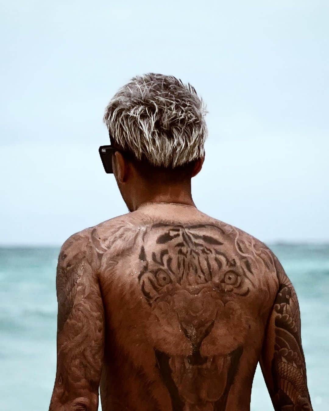 DJ ACEさんのインスタグラム写真 - (DJ ACEInstagram)「🏝 #Hawaii #Beach #ハワイ #ビーチ  #straite #straite_style #tattoo #サングラス 🕶🩳 @straite_official」5月4日 19時05分 - ace1djace