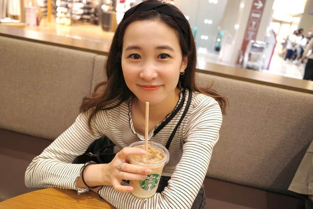 吉田友利恵のインスタグラム：「撮影でよくカチューシャ使うのだけれど、プライベートで初めて使ってみた🖤 楽だ〜！！ 陰で🐼みたい🤍🖤  かめらまんぱんなちゃん🎞️」