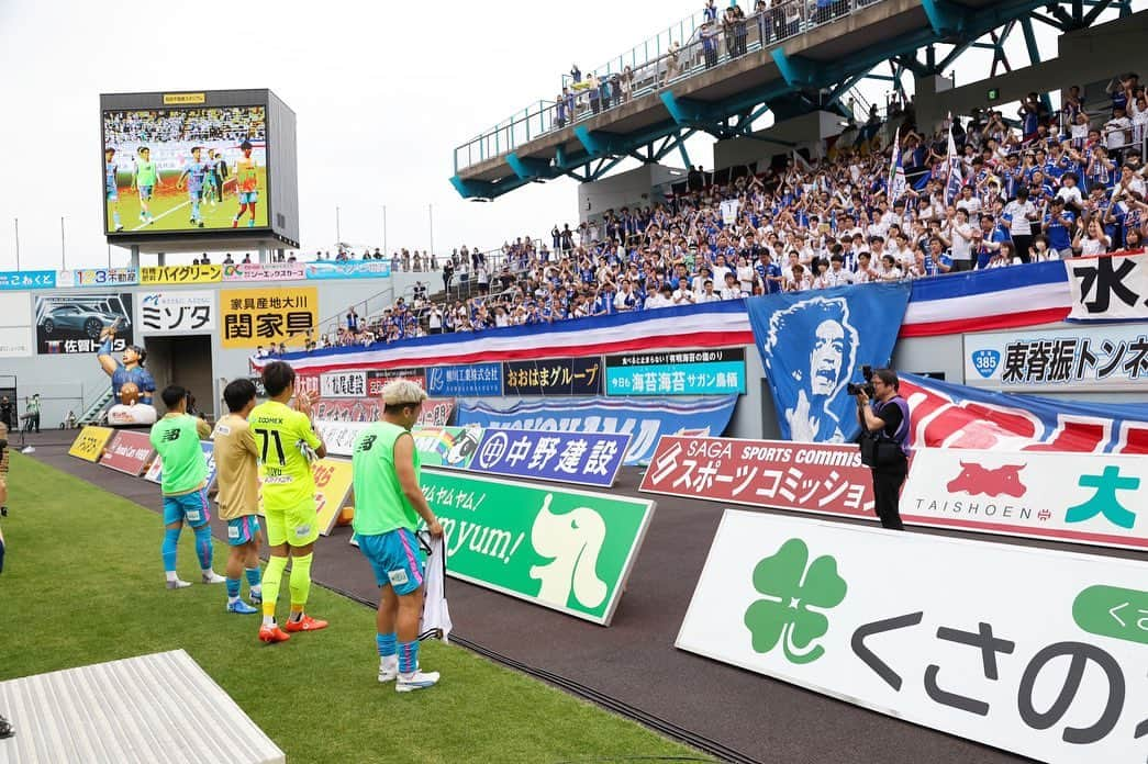 森谷賢太郎さんのインスタグラム写真 - (森谷賢太郎Instagram)「横浜F・マリノス戦  試合前のウォーミングアップから試合終了後のあいさつまで、温かいご声援を送り続けてくださったファン・サポーターのみなさんに感謝しています。  アウェイでの試合が続きますが、引き続き僕たちにパワーをください！🔥  そして私事ですが、昨日の試合がJリーグ通算200試合目となったそうで。  サガン鳥栖という素晴らしいクラブで、またサッカー人生の大半を過ごした横浜F・マリノスとの試合で節目を迎えられたことを本当に嬉しく思います。  キャリアの長さからすると、決して多い試合数ではないと思います。 それでも僕にとっては、たくさん方々の想いや喜怒哀楽とともに、1試合ずつ積み重ねた大切な200試合です。  そう思えるのも、横浜F・マリノス、川崎フロンターレ、ジュビロ磐田、愛媛FC、サガン鳥栖とそれぞれのクラブで僕に関わり、応援し支えてくださったすべてのみなさんのおかげです。 本当にありがとうございます。  これからも少しでも気にかけてくれたら嬉しいです！  #jleague #sagantosu #ehimefc #jubilo #frontale #fmarinos」5月4日 19時11分 - moriyakentaro