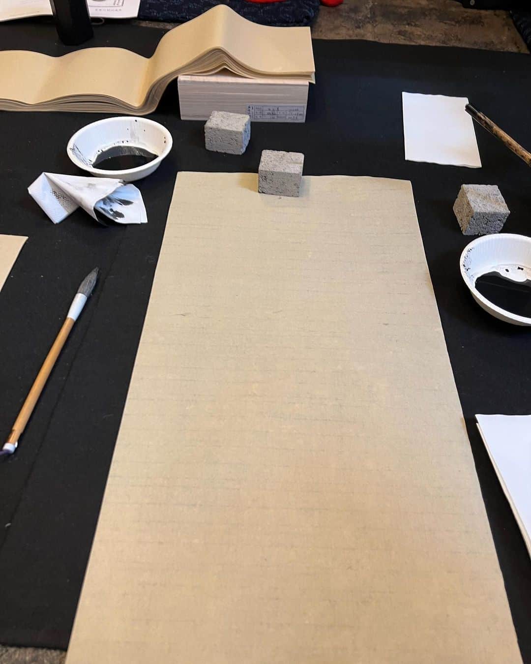 巻上公一さんのインスタグラム写真 - (巻上公一Instagram)「華雪さんの指導のもと、 竹墨ワークショップに参加。 会場は、熱海銀座のEOMO store 紙も竹の繊維で、出来ている。  みんなで竹の象形を書く。」5月4日 19時11分 - koichimakigami