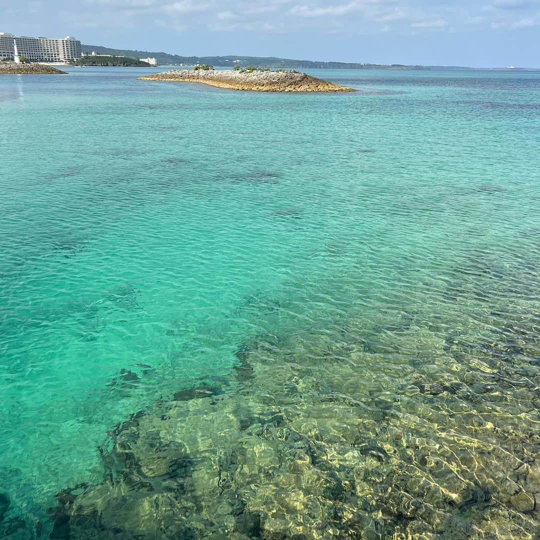 野本愛さんのインスタグラム写真 - (野本愛Instagram)「沖縄旅行は @sheratonokinawa にも泊まったよ🥰💕  1月に泊まって素敵だったから リピ😊✨  シェラトン沖縄のビーチを 朝散歩すると 気持ちいいの🥰❤️❤️  朝から青い海と青い空を 眺められて幸せだった✨✨  海を見たら魚がいたし 鳥もいた😊💕  日頃の電磁波や 心のモヤモヤや汚れ取れた🥰✨  デジタルは便利だけど リアルを充実させることに 本当の幸せがあると思う❣️  ワンピースは @review_australia 👗💕  バッグは @maisondefleur_press 👜  軽くて気軽においたりできる メゾンドフルールのバッグ を持って行って正解だったー💛  #シェラトン沖縄 #シェラトン沖縄サンマリーナリゾート #沖縄旅行 #沖縄ビーチ #サンマリーナビーチ #沖縄の海 #恩納村 #花柄ワンピース #reviewgirl #メゾンドフルール #旅女 #リゾート #デジタルデトックス #retrip_okinawa #マリオットボンヴォイ」5月4日 19時11分 - himemode