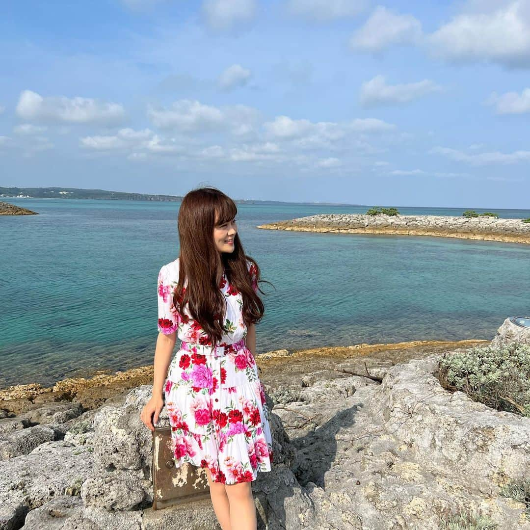 野本愛さんのインスタグラム写真 - (野本愛Instagram)「沖縄旅行は @sheratonokinawa にも泊まったよ🥰💕  1月に泊まって素敵だったから リピ😊✨  シェラトン沖縄のビーチを 朝散歩すると 気持ちいいの🥰❤️❤️  朝から青い海と青い空を 眺められて幸せだった✨✨  海を見たら魚がいたし 鳥もいた😊💕  日頃の電磁波や 心のモヤモヤや汚れ取れた🥰✨  デジタルは便利だけど リアルを充実させることに 本当の幸せがあると思う❣️  ワンピースは @review_australia 👗💕  バッグは @maisondefleur_press 👜  軽くて気軽においたりできる メゾンドフルールのバッグ を持って行って正解だったー💛  #シェラトン沖縄 #シェラトン沖縄サンマリーナリゾート #沖縄旅行 #沖縄ビーチ #サンマリーナビーチ #沖縄の海 #恩納村 #花柄ワンピース #reviewgirl #メゾンドフルール #旅女 #リゾート #デジタルデトックス #retrip_okinawa #マリオットボンヴォイ」5月4日 19時11分 - himemode