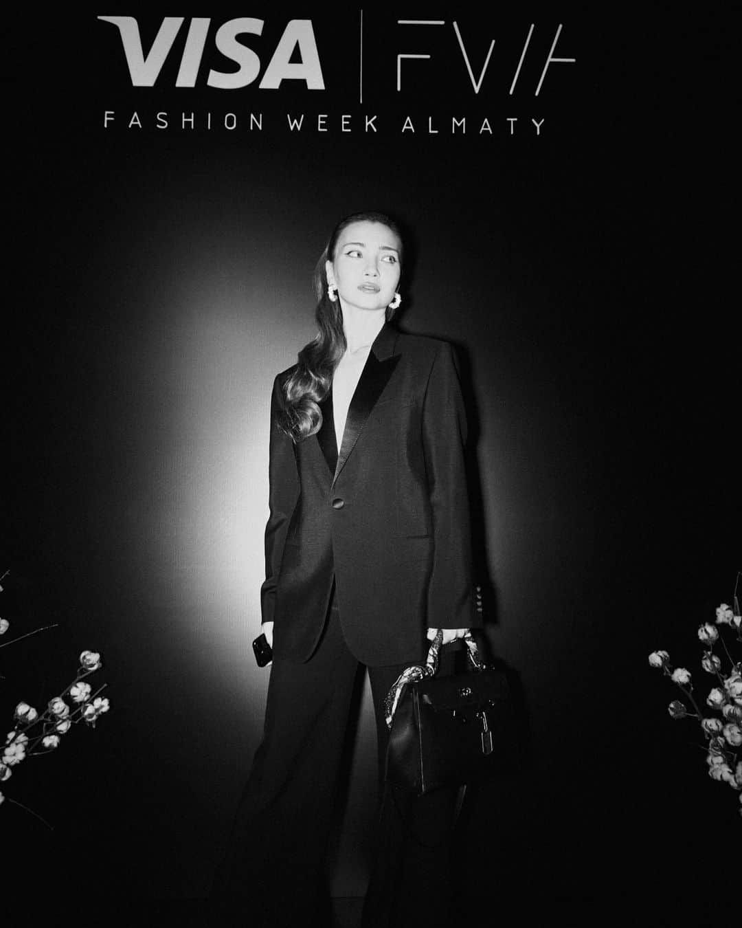 Aya Shalkarのインスタグラム：「Fashion Week but make it home • Thank you @bauka_sh @fwalmaty 🖤  Photos by @arthurkennet」