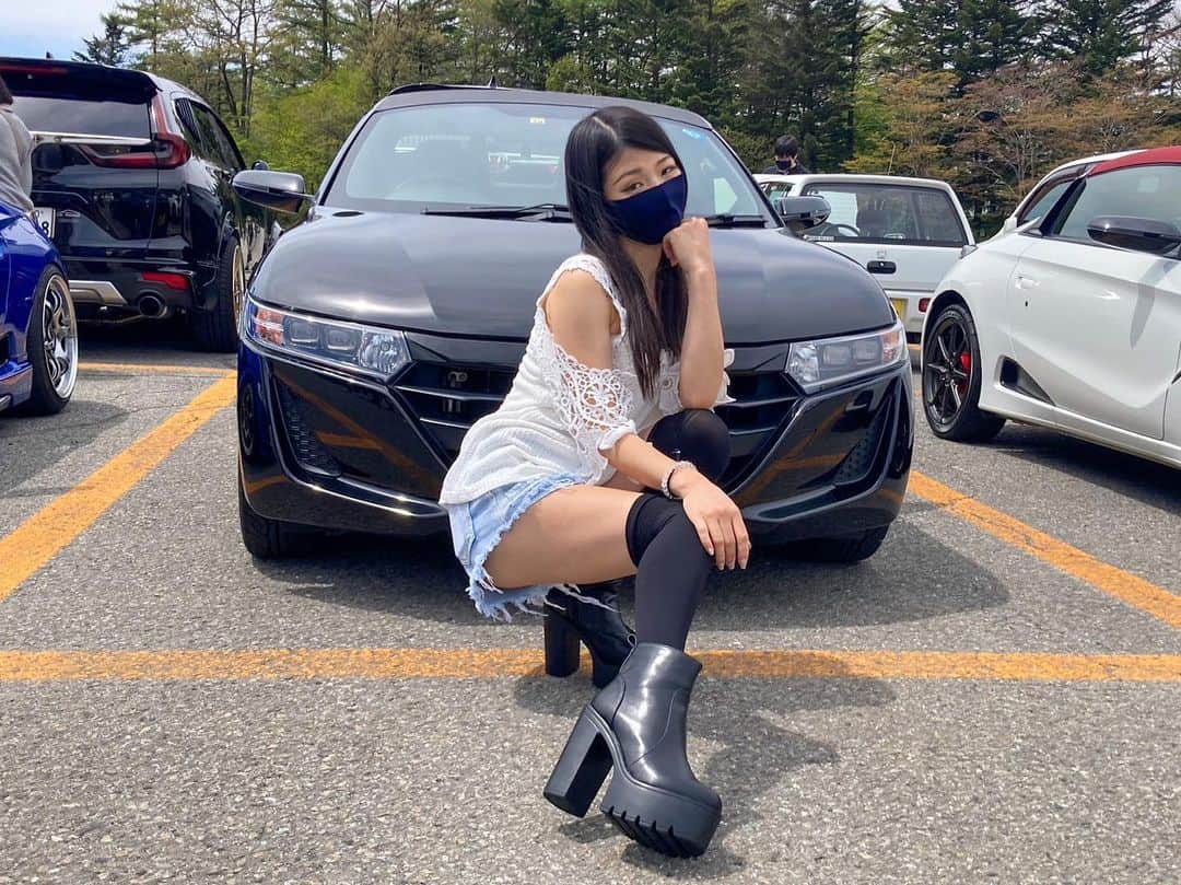 Ruriさんのインスタグラム写真 - (RuriInstagram)「. 🏎 @taka_s666 さん❤️. . 昨日はTCMでした🥰 下道で軽井沢まで😎 楽しかったー😍 そして、キャンギャルのご依頼ありがとうございます🥺❤️ . . 昨日は @shein_japan のお洋服😍 トップスは腕のレースが可愛いし、ショートパンツはダメージ加工も色もいい感じ❤️ ブーツは15センチヒールなんだけど、チャンキーヒールで安定するし、すごい歩きやすくて履きやすい🤩 . 着用したもの ＊トップス SHEIN VCAY コントラストギピュールレース コールドショルダー ワッフルニット トップス 検索ID 13005480 . ＊ショートパンツ SHEIN X Priscilla Block 破れた ストーンウオッシュ 擦り切れ ショートパンツ 検索ID 753594 . ＊ブーツ ジップサイド プラットフォーム チャンキーヒール コンバットブーツ 検索ID 11383212 . お得なクーポンコード❤️ 4ST245 . ※0〜5999円で15%オフ、6000円以上で20%オフです🥰. . . #tcm #キャンギャル #車横モデル #レースクイーン #イベントコンパニオン #フリーモデル #japanesegirl #model #shein #shein春の感謝祭 #sheinコーデ #shein購入品 #ootd #購入品紹介 #prモデル #インフルエンサー #撮影依頼受付中 #出演依頼受付中 #出演依頼 #軽井沢 #車好き女子 #s660 #エスロクガール #honda #美脚 #美尻」5月4日 19時14分 - r.r_1211