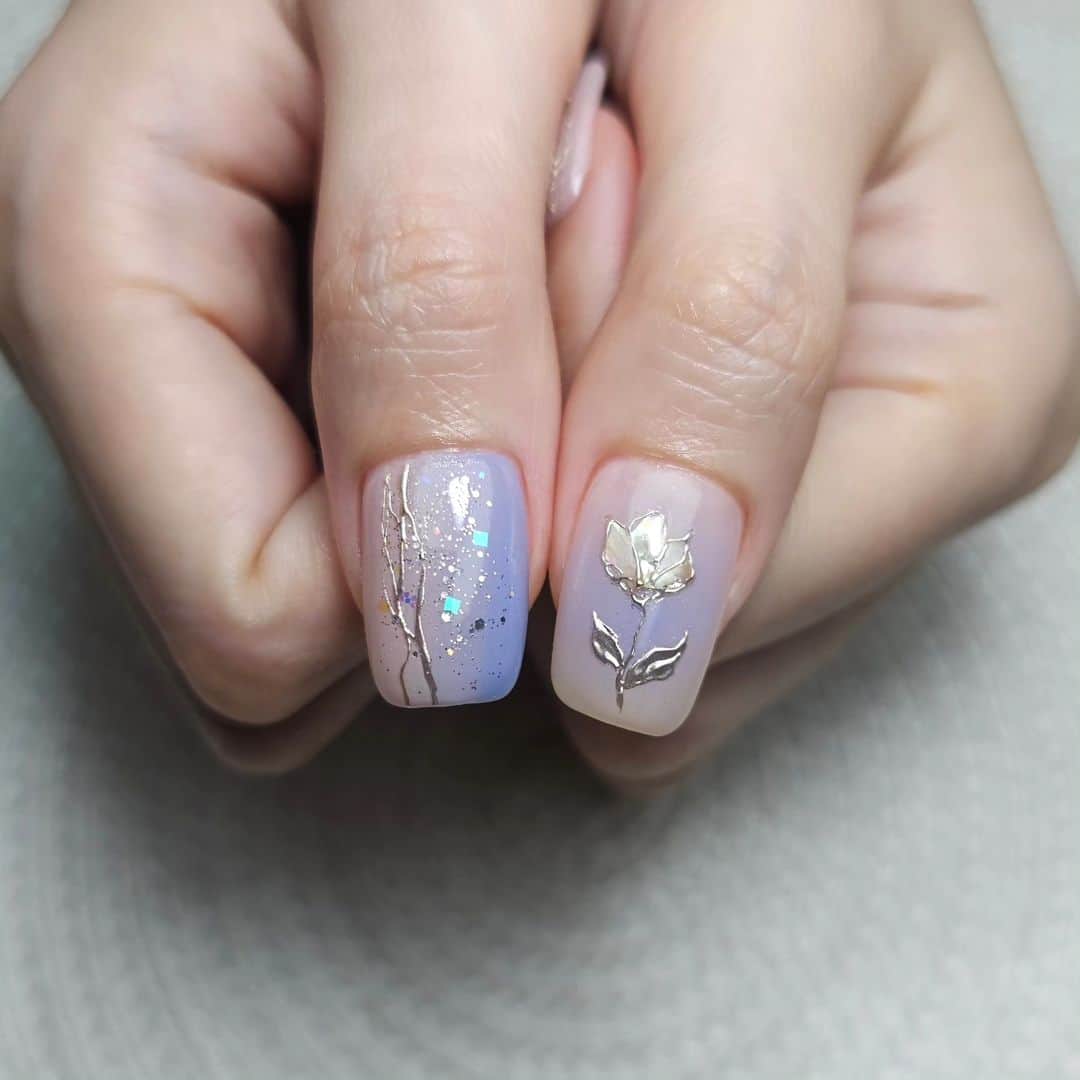 Yingのインスタグラム：「Base colour: PREGEL Pale White Ombre art: PREGEL MUSE M1006 Chrome art: Bettygel Non Wipe Art Deco Gel and PREANFA Mirror Powder Champagne  Glitter: PREMDOLL B37 SHOP: @nailwonderlandsg www.nailwonderland.com」