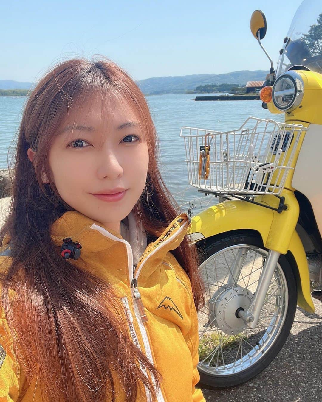 金田彩奈のインスタグラム：「🛵  カブで佐渡島💛  本日YouTubeアップしました🙌  #バイク #バイク女子 #佐渡島ツーリング #クシタニ #スーパーカブ #kushitani #cub #motorcyclegirl」