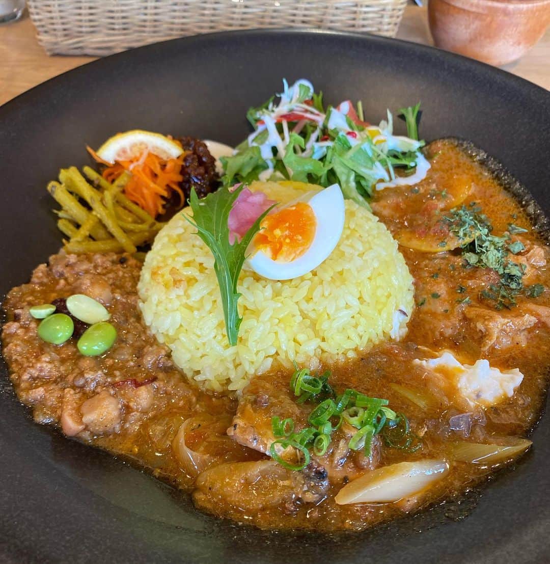 野本かりあのインスタグラム：「初めて #雲南スパイスカレー さんへ。 スパイスの配合も素晴らしい上に、柚子胡椒や味噌など、和の要素も取り入れているそう。 まるで出汁がきいているかのような、旨味と深みのあるカレーの美味しさに感動した😭 『ここにしか無い味』まさにこのお店の事だと思う。 とても美味しいカレーと店主の明るくてお茶目な人柄とで、大好きなお店になりました❣️ リピート決定。 #雲南市 #雲南グルメ #島根カレー」
