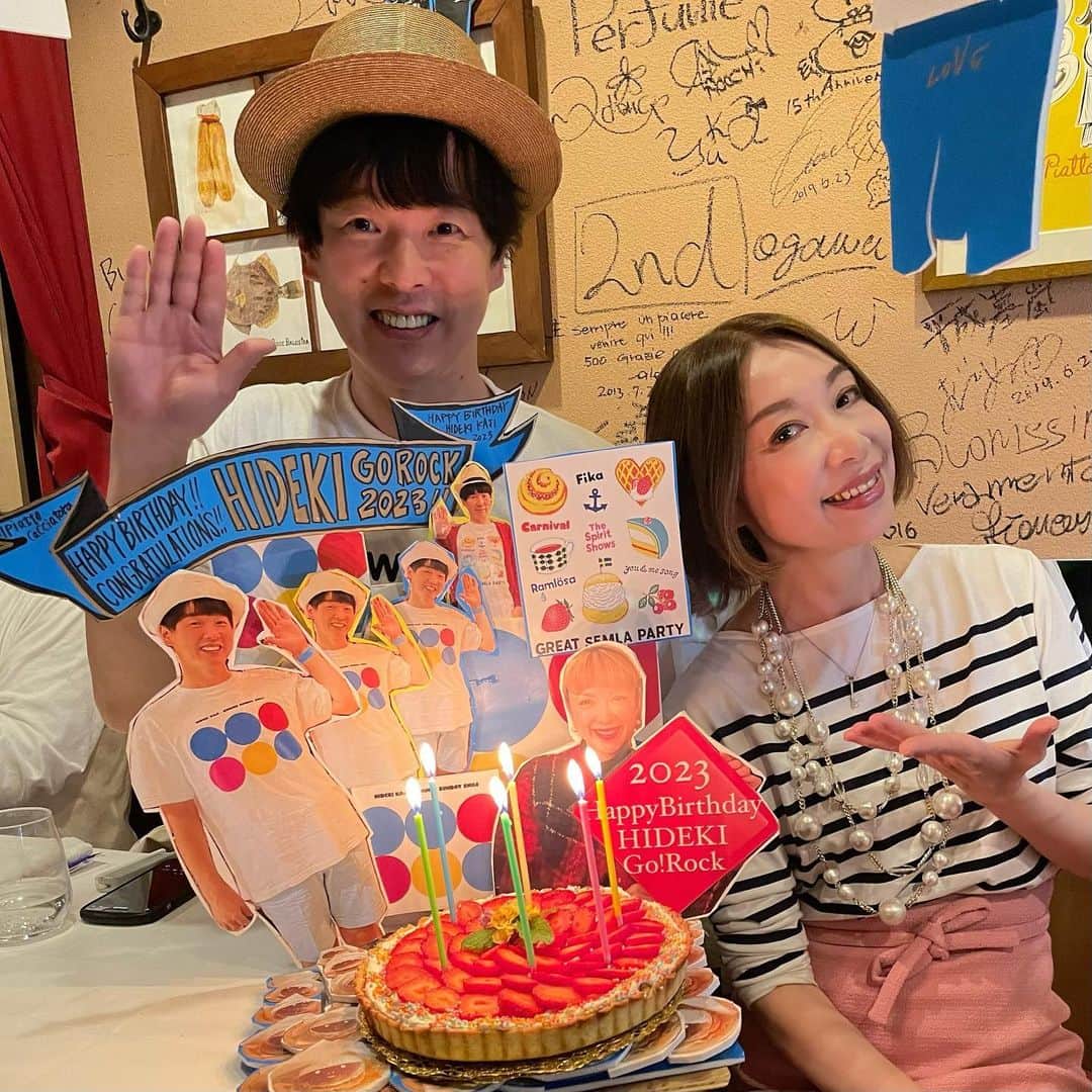 野宮真貴のインスタグラム：「. HAPPY BIRTHDAY🎂 カジくん @hideki_kaji 🎉   今年も一緒にお祝い出来る幸せよ💕  だいぶ長いお付き合いになりましたが、これからもよろしくね❣️  お店 @ilpiatto_takashi_kadohama のディスプレイも素敵でした🔵🔴🟡🔵  #カジヒデキ#一足早いお誕生会#おめでとう#野宮真貴#missmakinomiya」