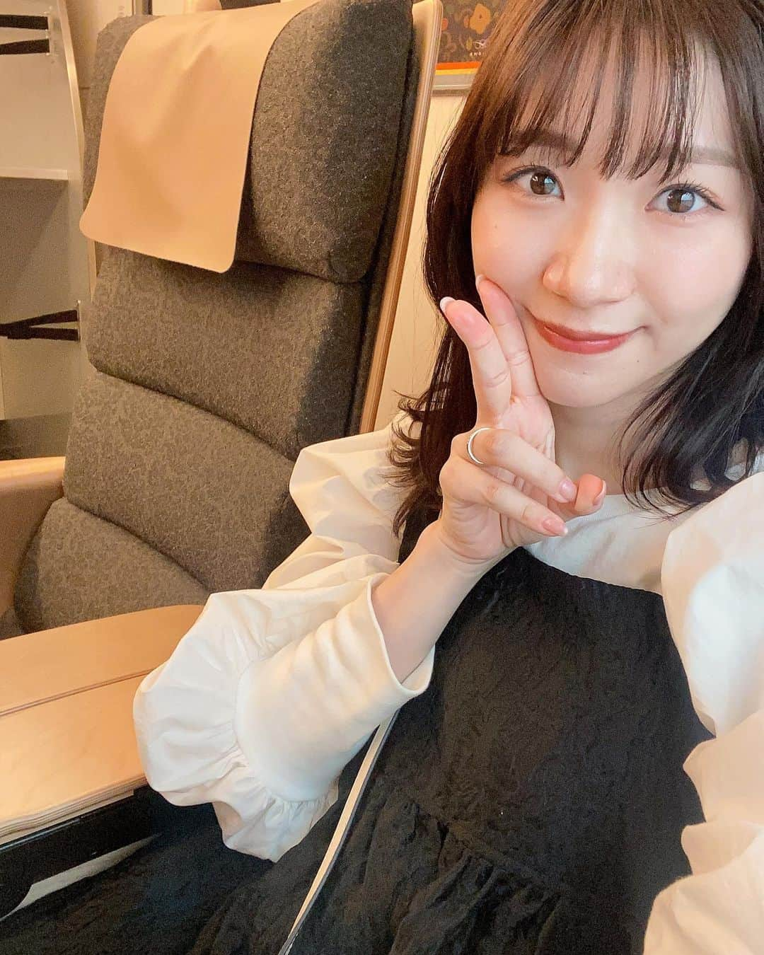 小林茉里奈さんのインスタグラム写真 - (小林茉里奈Instagram)「🚄 皆さんGWはいかがお過ごしですか☺️？ 私は、遅ればせながら…初めて！西九州新幹線かもめに乗りました〜😳✨  木の温もりを感じるオシャレな座席✨ゆったり座れて座り心地もよかったです☺️  #西九州新幹線 #西九州新幹線かもめ #かもめ #gw #連休 #連休の過ごし方   #fbs #福岡放送 #アナウンサー #小林茉里奈」5月4日 19時26分 - marina_k224