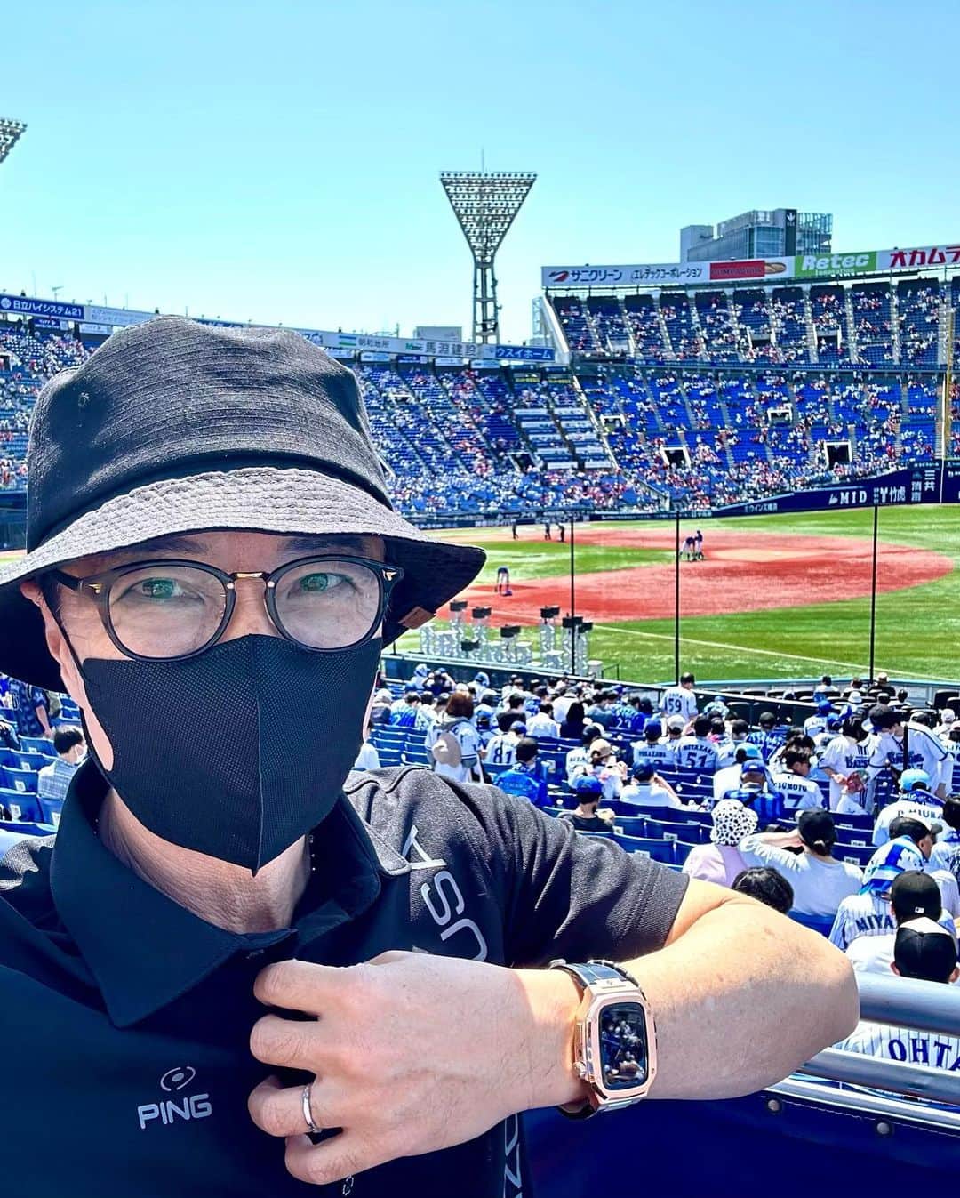 黒田アーサーさんのインスタグラム写真 - (黒田アーサーInstagram)「今日は居酒屋さざんの今井社長と久しぶりに(コロナ禍はずっと会ってなかったから3年ぶり？)横浜スタジアムのボックスシートで野球観戦しました！  お天気は最高😉👍 気持ち良かったです！！  カープ女子神3の天野恵ちゃんも後から合流😊  試合も接戦で最後はサヨナラホームランを打ったベイスターズが勝利しました💪  いゃ〜面白い試合でしたね！今井社長ありがとうございました🙇‍♀️ #居酒屋さざん  #居酒屋さざん日ノ出町駅前店  #今井社長 #カープ女子神3 #天野恵 #横浜スタジアム  #横浜ベイスターズ」5月4日 19時24分 - kuroda_arthur