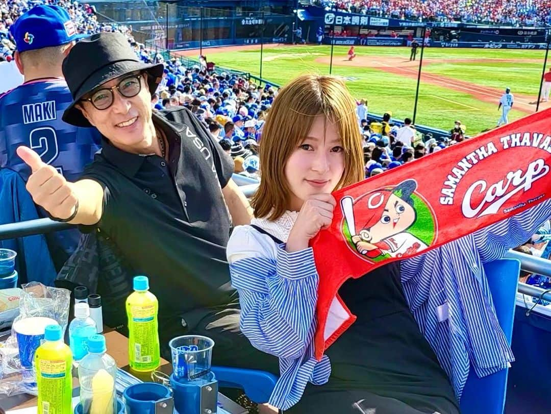 黒田アーサーさんのインスタグラム写真 - (黒田アーサーInstagram)「今日は居酒屋さざんの今井社長と久しぶりに(コロナ禍はずっと会ってなかったから3年ぶり？)横浜スタジアムのボックスシートで野球観戦しました！  お天気は最高😉👍 気持ち良かったです！！  カープ女子神3の天野恵ちゃんも後から合流😊  試合も接戦で最後はサヨナラホームランを打ったベイスターズが勝利しました💪  いゃ〜面白い試合でしたね！今井社長ありがとうございました🙇‍♀️ #居酒屋さざん  #居酒屋さざん日ノ出町駅前店  #今井社長 #カープ女子神3 #天野恵 #横浜スタジアム  #横浜ベイスターズ」5月4日 19時24分 - kuroda_arthur