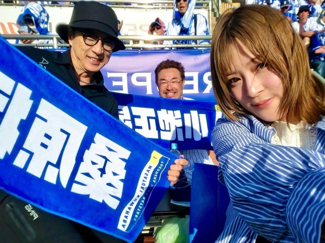 黒田アーサーさんのインスタグラム写真 - (黒田アーサーInstagram)「今日は居酒屋さざんの今井社長と久しぶりに(コロナ禍はずっと会ってなかったから3年ぶり？)横浜スタジアムのボックスシートで野球観戦しました！  お天気は最高😉👍 気持ち良かったです！！  カープ女子神3の天野恵ちゃんも後から合流😊  試合も接戦で最後はサヨナラホームランを打ったベイスターズが勝利しました💪  いゃ〜面白い試合でしたね！今井社長ありがとうございました🙇‍♀️ #居酒屋さざん  #居酒屋さざん日ノ出町駅前店  #今井社長 #カープ女子神3 #天野恵 #横浜スタジアム  #横浜ベイスターズ」5月4日 19時24分 - kuroda_arthur