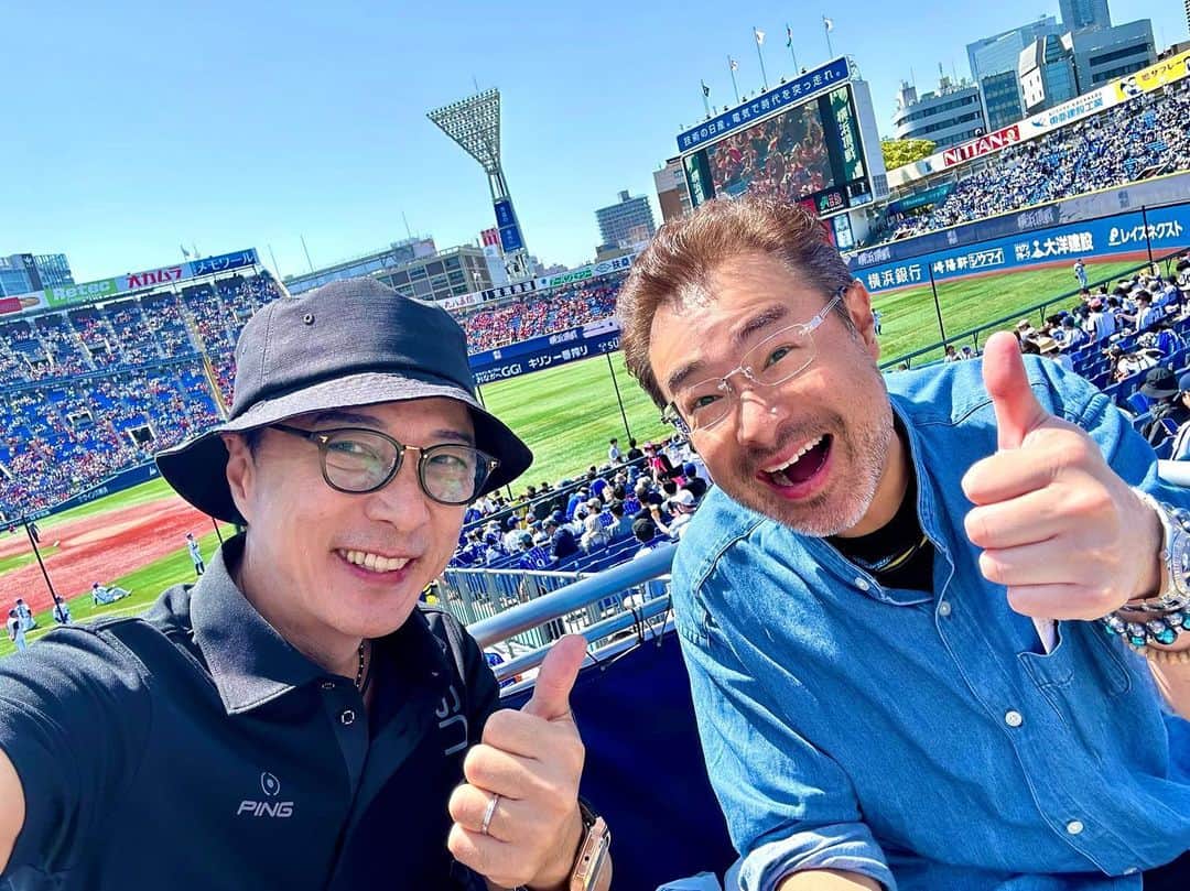 黒田アーサーさんのインスタグラム写真 - (黒田アーサーInstagram)「今日は居酒屋さざんの今井社長と久しぶりに(コロナ禍はずっと会ってなかったから3年ぶり？)横浜スタジアムのボックスシートで野球観戦しました！  お天気は最高😉👍 気持ち良かったです！！  カープ女子神3の天野恵ちゃんも後から合流😊  試合も接戦で最後はサヨナラホームランを打ったベイスターズが勝利しました💪  いゃ〜面白い試合でしたね！今井社長ありがとうございました🙇‍♀️ #居酒屋さざん  #居酒屋さざん日ノ出町駅前店  #今井社長 #カープ女子神3 #天野恵 #横浜スタジアム  #横浜ベイスターズ」5月4日 19時24分 - kuroda_arthur