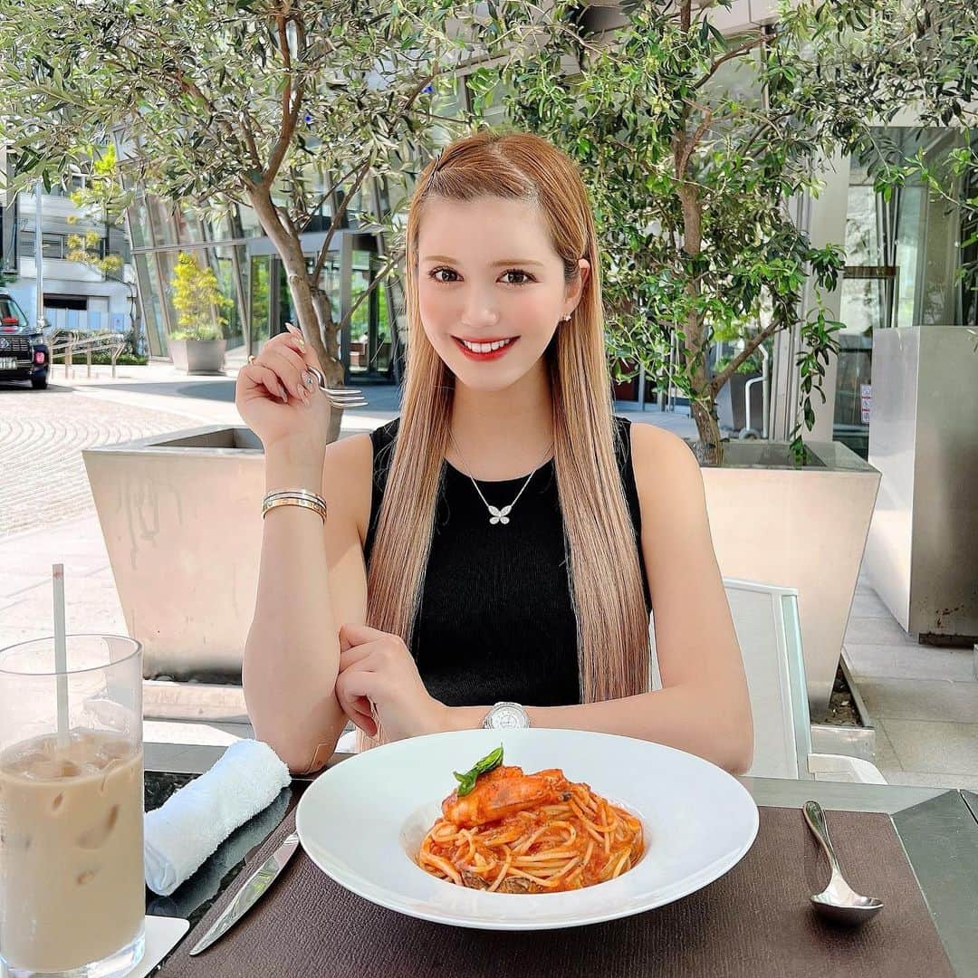 紗蘭のインスタグラム：「GWみんな楽しんでる？🩵🤍 海外行く予定無くなって、みんなが海外にいるから私も少しでも海外気分味わうために毎日テラスランチ🤣☀️🍝❤️ 大好きなフィオレンティーナでは必ずペスカトーレを食べるの🍝🦐🦑🍅 あと、巨大なカフェラテもマスト🤎笑 #フィオレンティーナ #フィオレンティーナグランドハイアット東京」