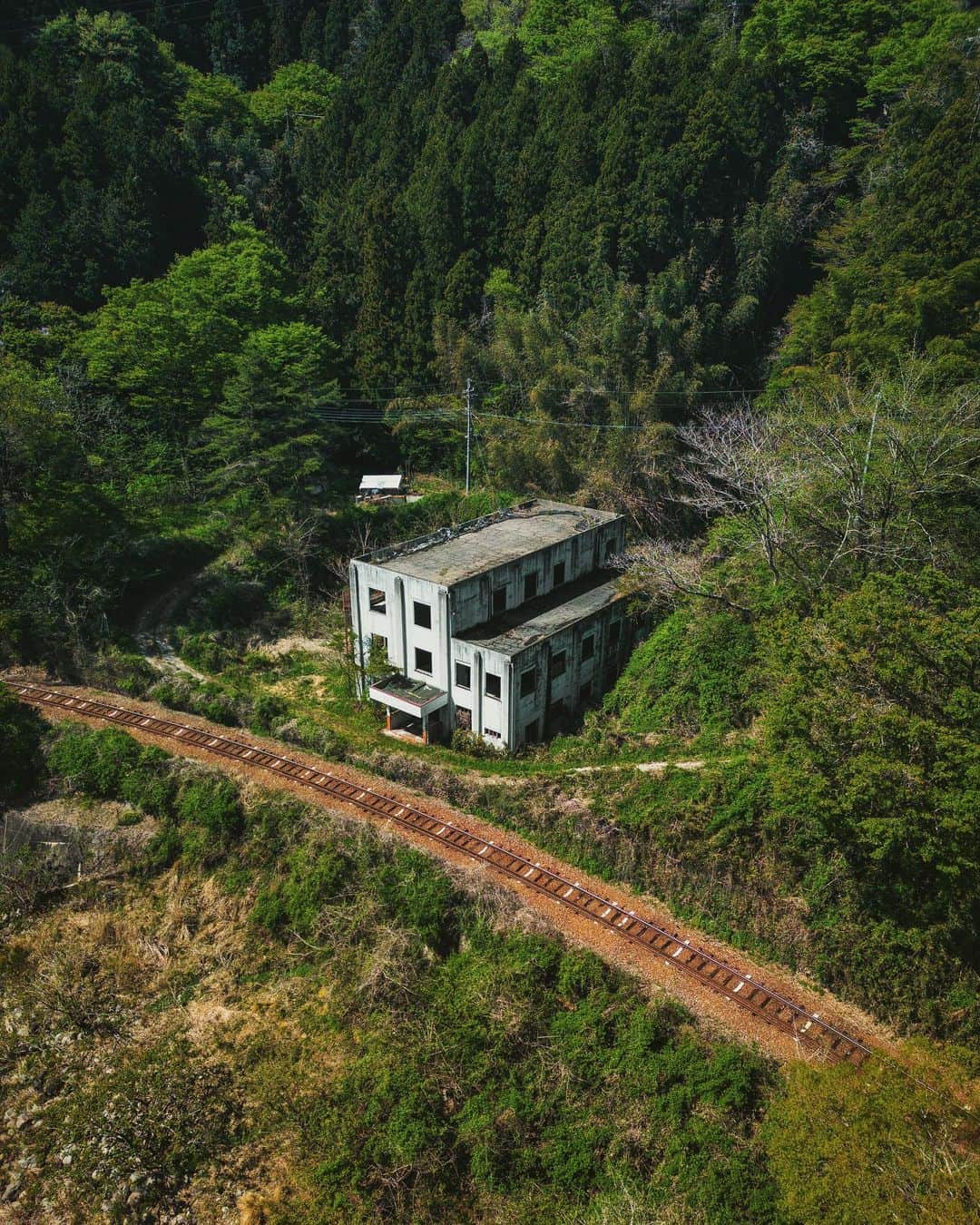 啝 （わ）さんのインスタグラム写真 - (啝 （わ）Instagram)「Railroad tracks and abandoned hotels 𓆲 𓆲 𓆲 #_passion_urbex_ #abandon_seekers_ #abandoned_addiction #abandonedcreeps #all_is_abandoned #ascosi_lasciti #decay_explorers #discarded_butnot_forgotten #fadedbeautyindecay #global_urbex #gloriousdecay #grime_lords #ig_urbex #lonely_and_abandoned_2 #masters_in_decay #nature_takes_over #raw_abandoned #rsa_preciousjunk #t_m_u_c #urbex_utopia #urbex_wereldwijd #urbexhero #world_wide_urbex #廃墟 #廃墟写真 #廃墟美 #ドローン #dronephotography」5月4日 19時25分 - neji_maki_dori