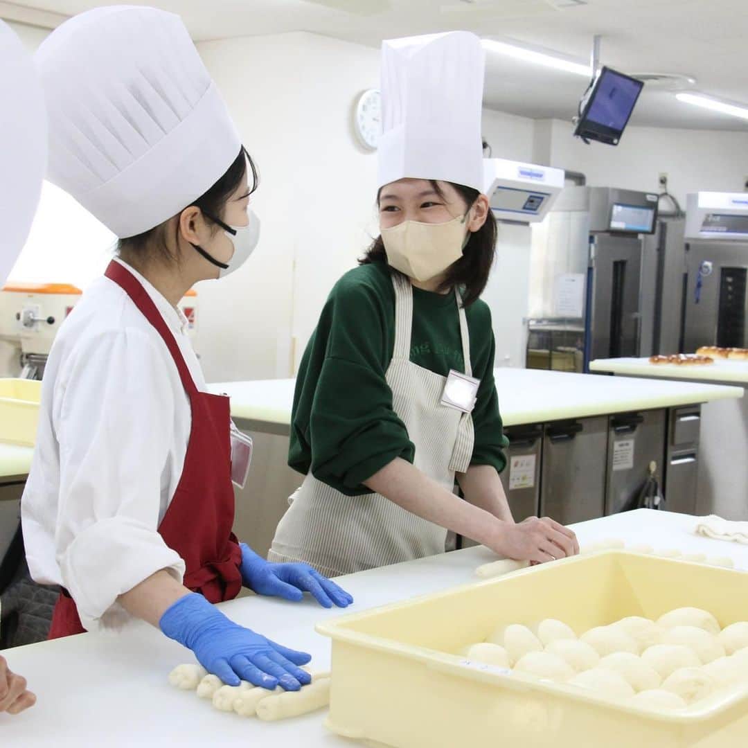 神戸製菓専門学校（公式）さんのインスタグラム写真 - (神戸製菓専門学校（公式）Instagram)「🥐パン職人の魅力！オープンキャンパスでした🍞  関西唯一、1年間とことんパンを学べる  #製パン本科 がよくわかる オープンキャンパスでした🥐😆  実習は王道のあんぱん、カレーパン、 クリームパンの成形にチャレンジ❗️  先生に教わった、きれいに包むコツを 皆さん器用に実践されていました😊  普段食べるパンも、どうやって作るのか 興味が湧いてきそうですね💡  GW中ということで兵庫県外の方にも たくさんお越しいただき、 ありがとうございました✨😊  GW中、まだまだオープンキャンパスを開催❗️ 初めてでもしっかりサポートします！ まずは気軽にご参加ください😊  特に高校3年生の人は、 6月から始まるAOエントリー前に 焦らないよう、5月のうちに参加しよう✊  画像をスワイプ👆して開催メニューを チェックしてください♪ ご予約お待ちしております！😊  #神戸製菓 #製パン本科 #あんぱん #カレーパン #クリームパン #パン作り #手作りパン #パン作り好きな人と繋がりたい #パン作り初心者 #神戸パン #神戸パン屋 #パン屋 #製パン #製パン専門学校 #パン屋さん #breads #pattistagram2023 #神戸 #三宮」5月4日 19時26分 - kobeseika_info