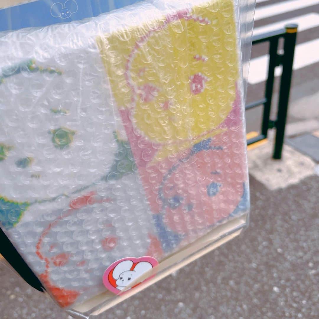 渥美友里恵のインスタグラム：「推し活🫧 シラタマちゃん🫧  去年初めて梅田阪急のpopupでゆりさんとシラタマちゃんに出会ってからすっかり虜になってしまいました🫶🏻  サウナTシャツ着てピラティスするし、 白玉軒トート持って中華行ったり🥟 らぶSHIRATAMA  ずっとまたゆりさんにお会いしたかったから遊びに行けてよかった😭 存在がヒーリング🍃🫧  念願の画も買えたし、 本当に幸せ空間でした🧚🏻‍♂️  お話しできて嬉しかったです！ またお会いできる日を楽しみにしてます🫧  #市村ゆりさん #シラタマ #推し活 #ゆりさんのyoutube #シラタマclub大好き #推しはシラタマステンドグラス作る回」