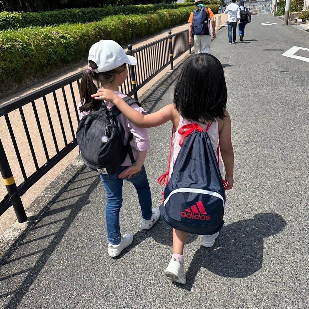 MII MAMAのインスタグラム：「. . . #歩こう会 という名の #アルコール会 🤣🍺 . コロナ明けぶりの久々参加させてもらいました♥️ (ひたすら飲みながら歩き散らかすwww) . 同い年の新しいお友達🩷! もう肩組みあって、裸の付き合い済み🤣👍🏾 . 子供にとっても、大人にとっても、 面白くない1日も1つの出会いで 最高にハッピーな1日に変わるから #出会いって素敵 🩷 ------------------------------------------ 🔎White Style mi mama 良かったらチャンネル登録お願いします🙇🏽‍♀️ #YouTube#ユーチューバー#主婦ユーチューバー#MIIMAMA#チャンネル登録お願いします#2児ママ#年子ママ#ギャルママ#ぎゃるまま#アラサーママ#アラサー#30代#30代ママ#ホワイトインテリア#モノトーンインテリア#イチナナ#イチナナライバー#専属ライバー#主婦ライバー#17LIVE#主婦YouTuber#ママYouTuber#ママライバー#幼稚園ママ#小学生ママ」