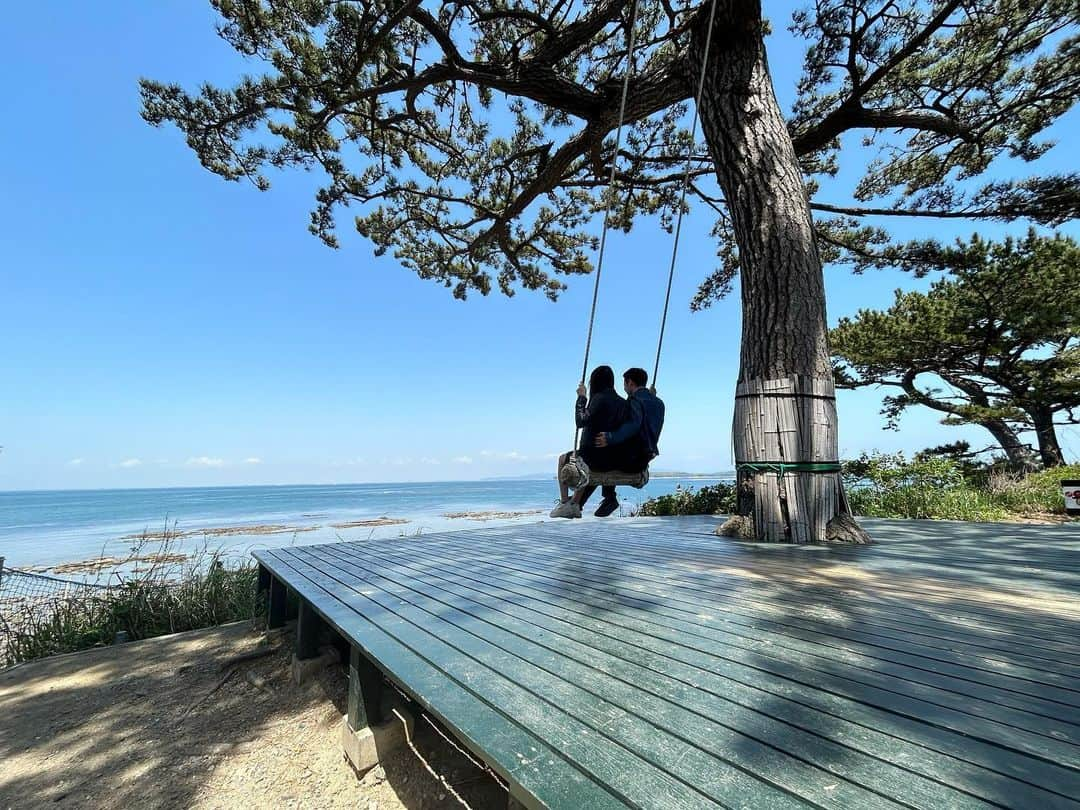 はるちゃんのインスタグラム：「日間賀島ハイジのブランコ🫶🏻 GWでお店は混んでるところ多かったけど、11時の船のに乗って15時台の船で帰れるぐらい日帰りで行ける島🏝️ 臨時便も出てたから助かった🚢  #日間賀島 #日間賀島ハイジのブランコ #ハイジのブランコ #愛知観光 #愛知旅行 #名古屋 #名古屋旅行 #名古屋観光 #島 #インスタ映え #映えスポット #旅行 #旅行好きな人と繋がりたい   #サロンモデル #インフルエンサー #撮影 #followme  #撮影モデル  #fyp  #TikTok  #l4l #f4f#ビジョビ #グラビア」