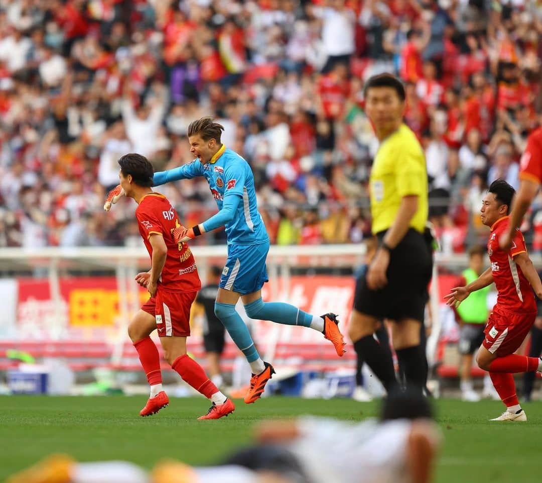 ミチェル・ランゲラクさんのインスタグラム写真 - (ミチェル・ランゲラクInstagram)「Pure theatre - Including a 98th minute goal!! Thank you to the 40,000 at the game who pushed us until the end. Moments like this are why we all love this game ❤️💛❤️💛」5月4日 19時30分 - mitchlangerak