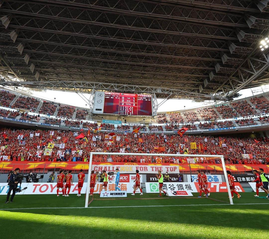 ミチェル・ランゲラクさんのインスタグラム写真 - (ミチェル・ランゲラクInstagram)「Pure theatre - Including a 98th minute goal!! Thank you to the 40,000 at the game who pushed us until the end. Moments like this are why we all love this game ❤️💛❤️💛」5月4日 19時30分 - mitchlangerak