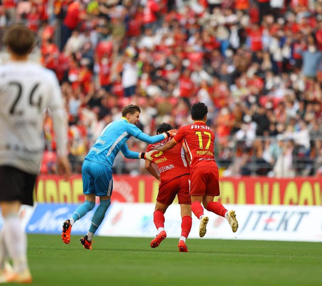 ミチェル・ランゲラクのインスタグラム：「Pure theatre - Including a 98th minute goal!! Thank you to the 40,000 at the game who pushed us until the end. Moments like this are why we all love this game ❤️💛❤️💛」