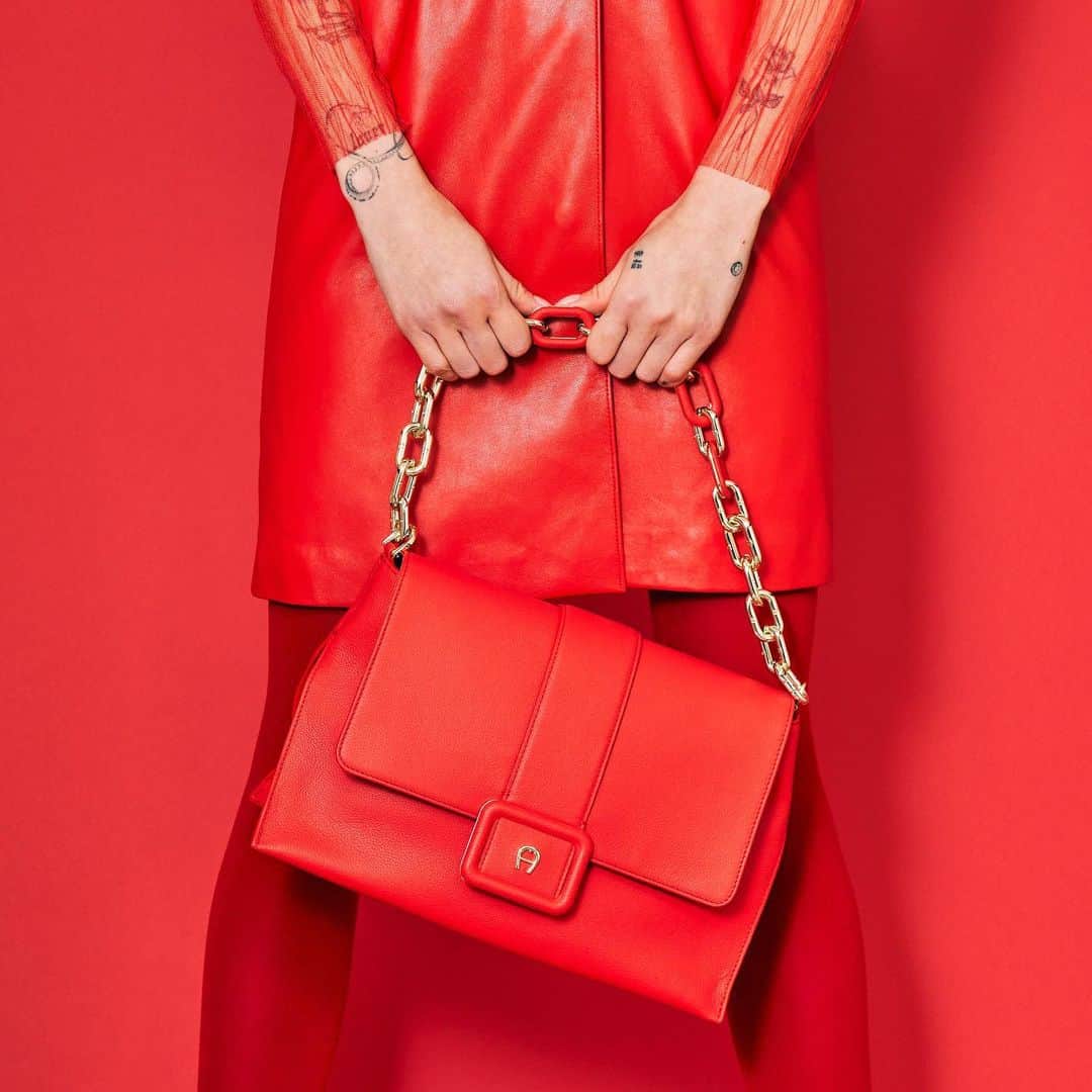 アイグナーさんのインスタグラム写真 - (アイグナーInstagram)「Boost your mood with the #AIGNER Amal bag in Flux Red! Discover more in stores and at aignermunich.com  #AIGNERSS23 #luxurybag #bagaddict」5月4日 19時33分 - aignermunich