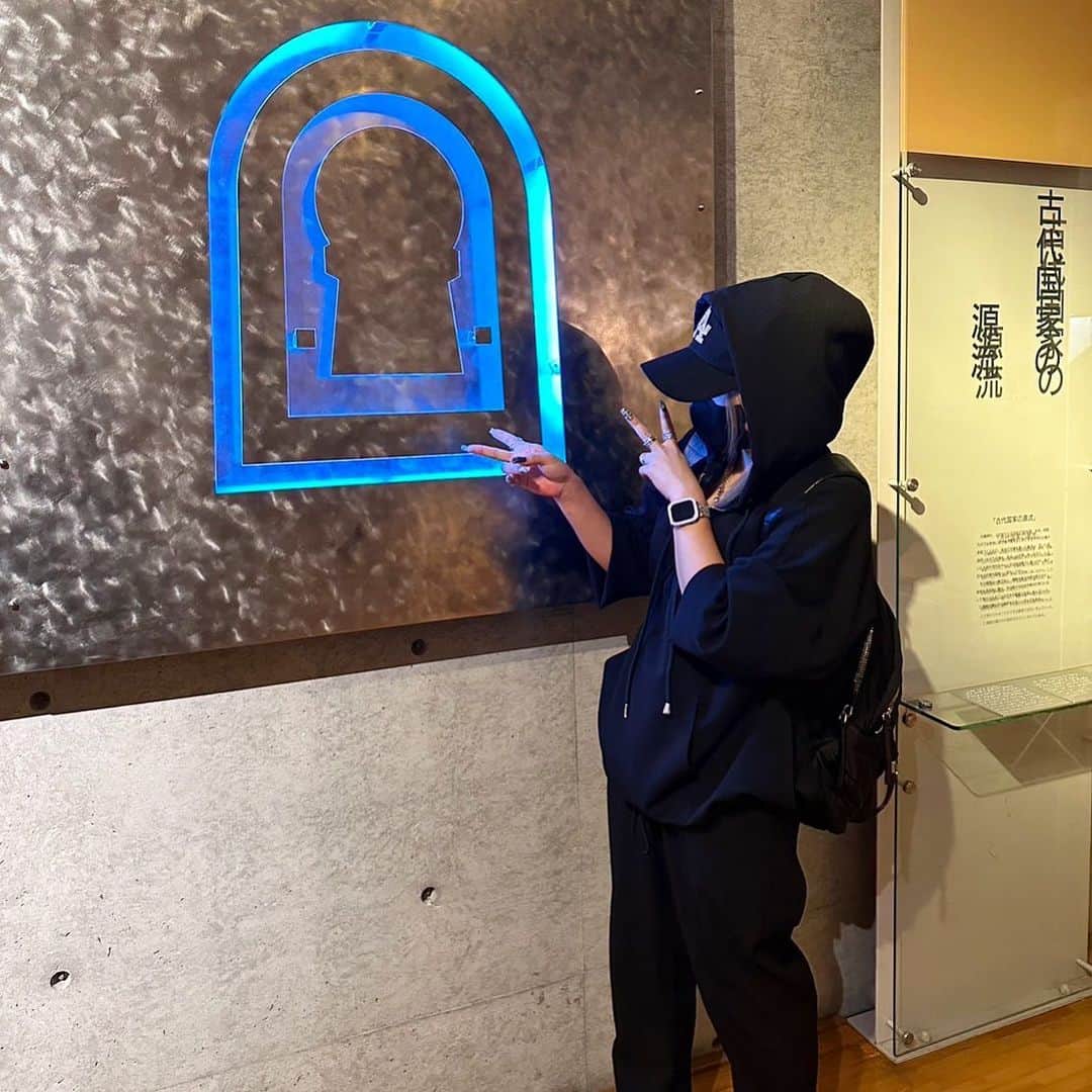 MII MAMAのインスタグラム：「. . . #モンクレ 愛が強い私には、 ネオンに光る古墳のマークもモンクレに見えた1日でした🩵💙w . ぽくない？w ------------------------------------------ 🔎White Style mi mama 良かったらチャンネル登録お願いします🙇🏽‍♀️ #YouTube#ユーチューバー#主婦ユーチューバー#MIIMAMA#チャンネル登録お願いします#2児ママ#年子ママ#ギャルママ#ぎゃるまま#アラサーママ#アラサー#30代#30代ママ#ホワイトインテリア#モノトーンインテリア#シンプルな暮らし#収納#ホワイト収納#イチナナ#イチナナライバー#専属ライバー#主婦ライバー#17LIVE#主婦YouTuber#ママYouTuber#ママライバー#幼稚園ママ#小学生ママ」
