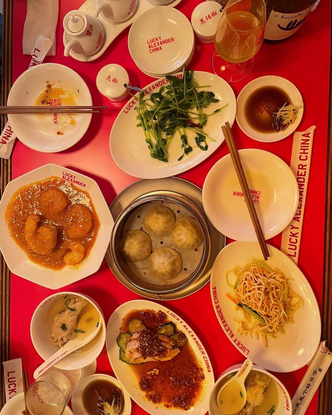 ステファニーのインスタグラム：「🇨🇳🥟🍜❤️‍🔥✨ 町中華大好き人間なのですが 先日OPENしたばかりのお店 @lucky_alex_matsumizaka に行って来ました♡！ 全部美味しかったし、お店も可愛いし、お料理に合った ナチュールもたくさんあって、大好きな人たちと とってもいい時間を過ごせた。 ご馳走様でした！！ #love #chinesefood #yummy #luckeyalexanderchina」