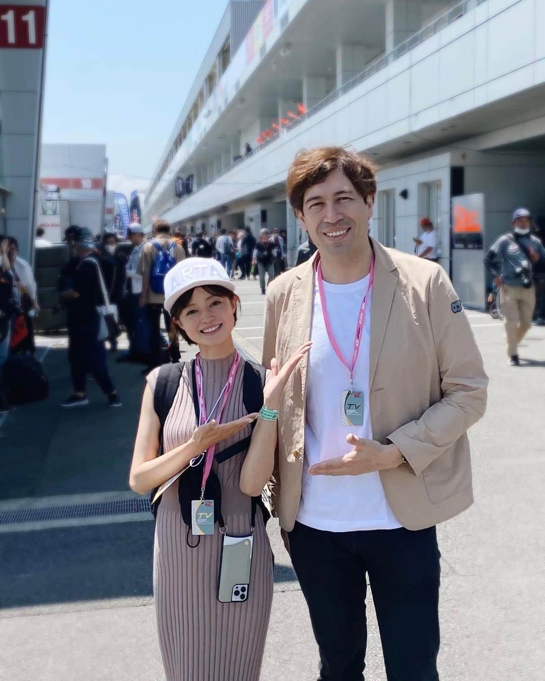 小林涼子のインスタグラム：「. 連休、いかがお過ごしですか？ 私は小林家恒例のSuperGTへ🏎  J-WAVE @stepone813 で ご一緒しているサッシャさんは GTの実況もされていて、 なんと！ パドックを案内してくださいました🥺❤️  いつも会場でお会いしている GT仲間達にも会えて　 久々のお休みを満喫🥰 明日からまた頑張れそうー GTでお世話になった皆さま ありがとうございました🙇‍♀️  #富士スピードウェイ #supergt」