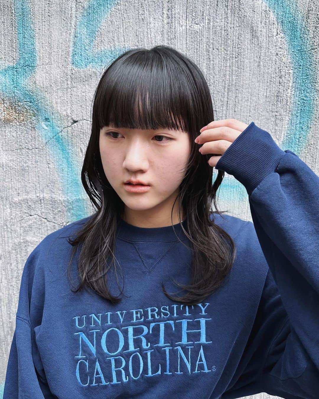 のインスタグラム：「. . . ウルフはじめ💙 #トヲルお客様スナップ . . cut..トヲル . . #お客様スナップ  #姫カット #姫カットロング #黒髪姫カット  #マッシュウルフ #ウルフカット名古屋 #ロングウルフ #韓国ウルフ」