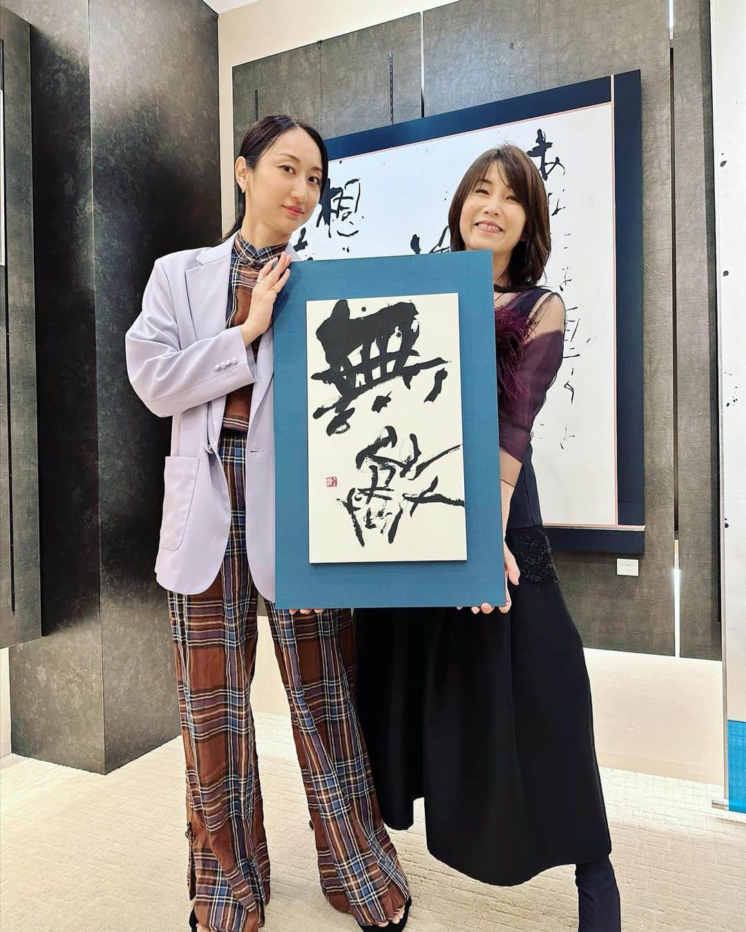 Ms.OOJAのインスタグラム：「帝国ホテルで開催中の矢野きよ実さんの 書道展に行ってきましたー！　@yanokiyomi   久しぶりにお会い出来て相変わらずの矢野さんのパワーをたくさん浴びて浄化されてきました！  書の体験もさせていただいて、矢野さんの指導のもと、渾身の「４０」を書いてきました！我ながらなかなか良い！！  GW中は在廊されているということなのでぜひみなさん矢野さんの作品とご本人のパワーを浴びに行ってみてください😊」
