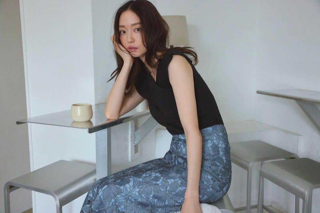 のインスタグラム：「素敵な出会いを呼ぶ、春の服 Vol.2 大人のデート、ある日の装い  SATURDAY 14:00 Cafe break  - クリーンなセンシュアルさが 昼下がりのカフェによく似合う -  肌感が増すこれからの季節に大切にしたい、 清潔感とリッチなムード。 その理想をワンツーで実現するのが、 デコルテが品よくのぞくアシメトリーネックのニットと 裾がほんのり透ける総レーススカートの組み合わせ。 オーバーシャツをゆるっと羽織ったリラックス感も、 カジュアルなカフェシーンにムリなく馴染んで。  Knit tops ¥12,100 (tax in) Skirt ¥19,800 (tax in) Ring ¥8,580 (tax in) Bag ¥12,100 (tax in) Shoes ¥23,100 (tax in)  ストーリーズアーカイブの素敵な出会いを呼ぶ、春の服よりご覧いただけます。  Height:173cm Size:1 #frayid #2023summercollection」