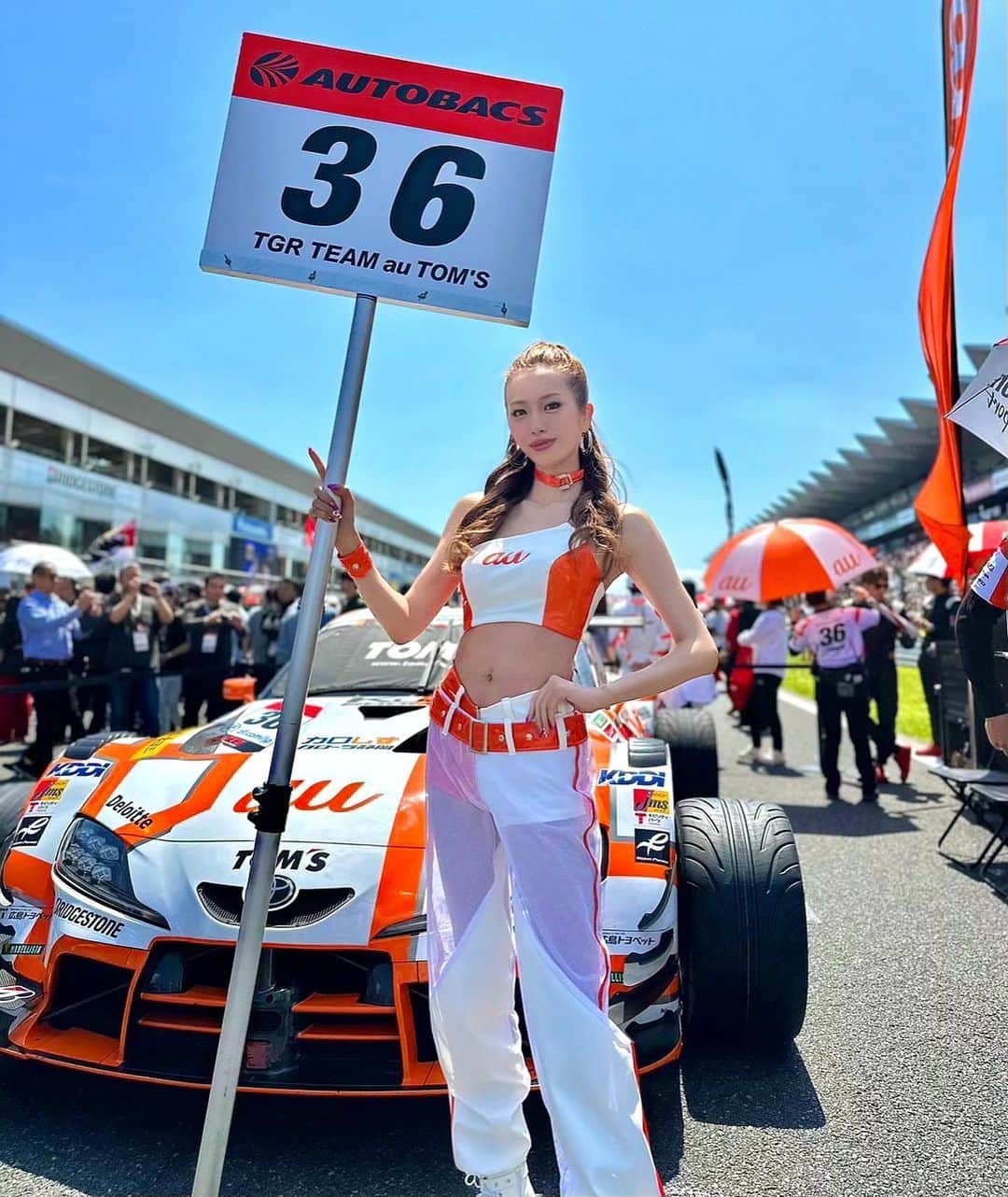 のインスタグラム：「SUPER GT Rd.2 富士🗻 36号車がダントツのトップで優勝しました😍❣️❣️  本当に本当に嬉しい😭✨！！ 今回は絶対に優勝すると信じてた！！！  450kmという長距離レースにも関わらず 半分以上をトップで走り続けた 坪井選手と宮田選手すごすぎる😫👏  客席のauファンシートの皆さんとも 一体となって応援できたのも嬉しかった🥰🫶  36号車へのたくさんの 応援ありがとうございました🙇‍♀️🙇‍♀️ ・ ・ #SUPERGT #富士スピードウェイ #tomsracsing #au #auサーキットクイーン #レースクイーン #コスチューム #モデル #ダイエット #トレーニング #筋トレ #ファスティング #ハーフアップ #ヘアアレンジ」