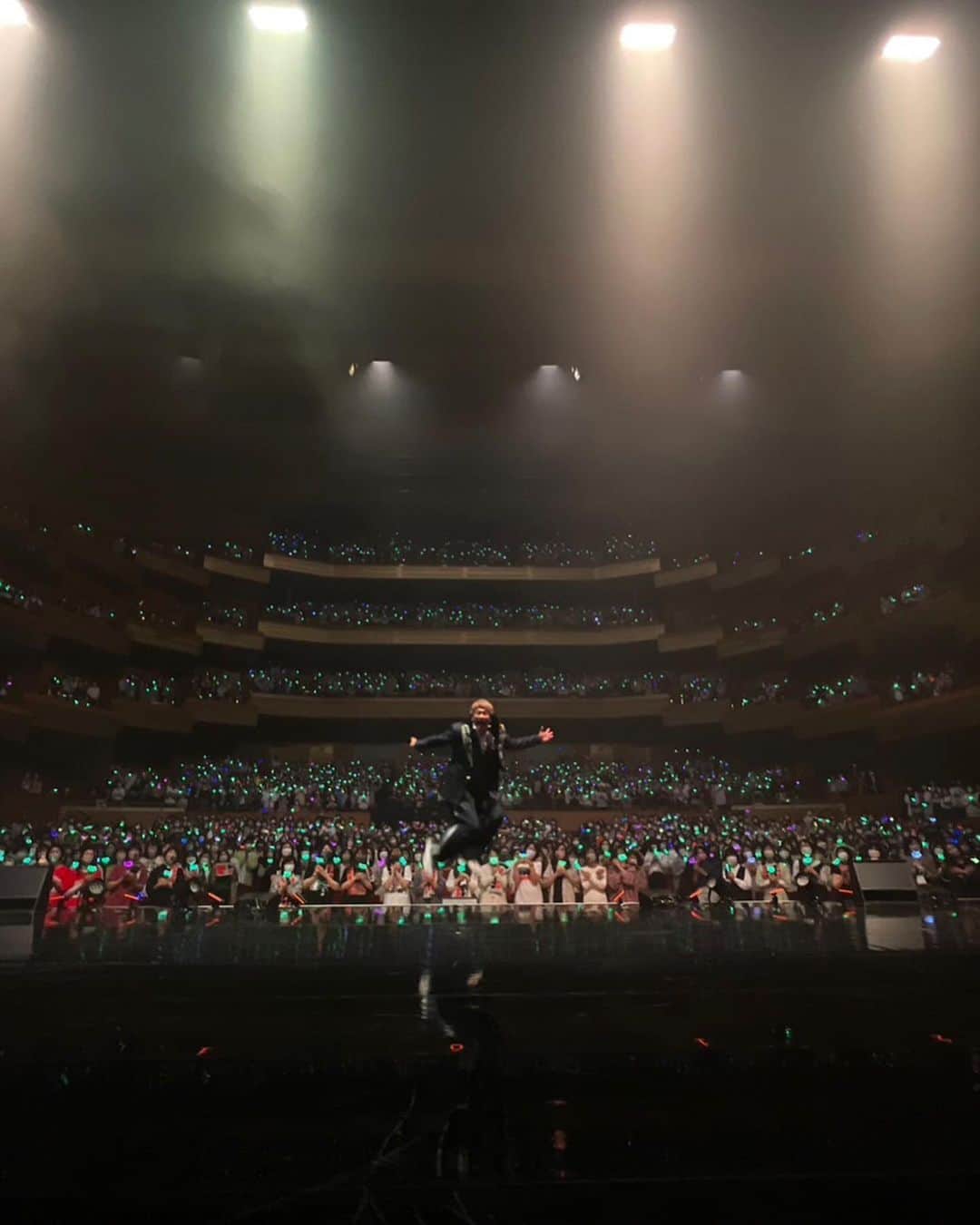香取慎吾さんのインスタグラム写真 - (香取慎吾Instagram)「昨日今日と 名古屋でライブでした あまのっちが観に来てくれたから トークに出てもらって一曲一緒に歌ってもらいました！ 愛知県芸術劇場楽しかったよ また一緒に遊ぼうね名古屋〜！ #BlackRabbit」5月4日 19時39分 - katorishingo_official