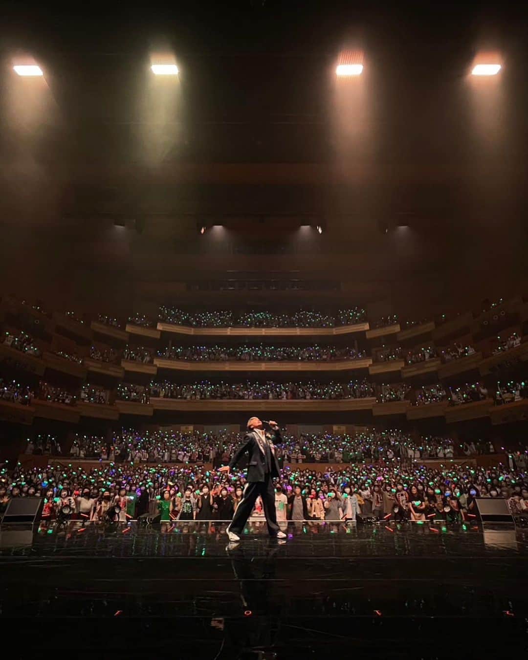 香取慎吾さんのインスタグラム写真 - (香取慎吾Instagram)「昨日今日と 名古屋でライブでした あまのっちが観に来てくれたから トークに出てもらって一曲一緒に歌ってもらいました！ 愛知県芸術劇場楽しかったよ また一緒に遊ぼうね名古屋〜！ #BlackRabbit」5月4日 19時39分 - katorishingo_official