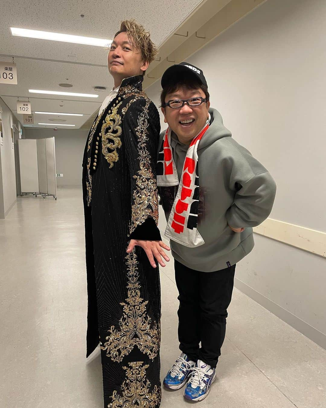 香取慎吾さんのインスタグラム写真 - (香取慎吾Instagram)「昨日今日と 名古屋でライブでした あまのっちが観に来てくれたから トークに出てもらって一曲一緒に歌ってもらいました！ 愛知県芸術劇場楽しかったよ また一緒に遊ぼうね名古屋〜！ #BlackRabbit」5月4日 19時39分 - katorishingo_official