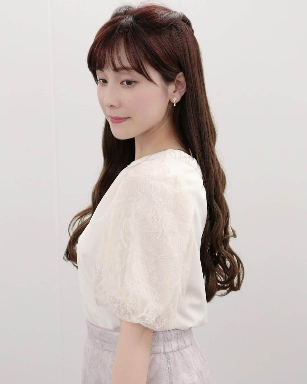 松雪彩花さんのインスタグラム写真 - (松雪彩花Instagram)「🎀2023/5/4のお衣装🎀 ブラウス/スカート:  LAISSE PASSE (@laisse_passe ) アクセサリー: OSEWAYA(@osewaya_official )  袖とスカートのレースが可愛らしいコーディネートでした🥰 実はブラウスのバックにはリボン🎀もついております❣️  素敵な衣装をありがとうございました🥰」5月4日 19時39分 - ayakamatsuyuki